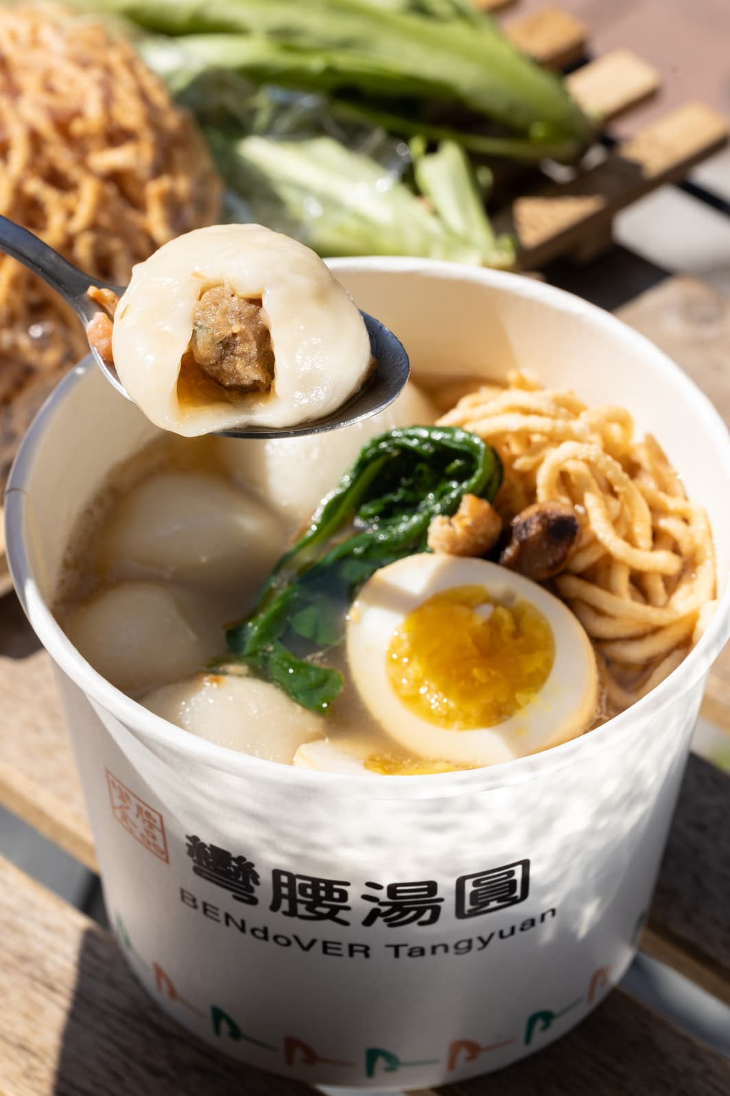 「彎腰2號鹹湯圓」有大骨熬製的湯頭及應景的包餡鹹湯圓，料多豐富。（129元／份）