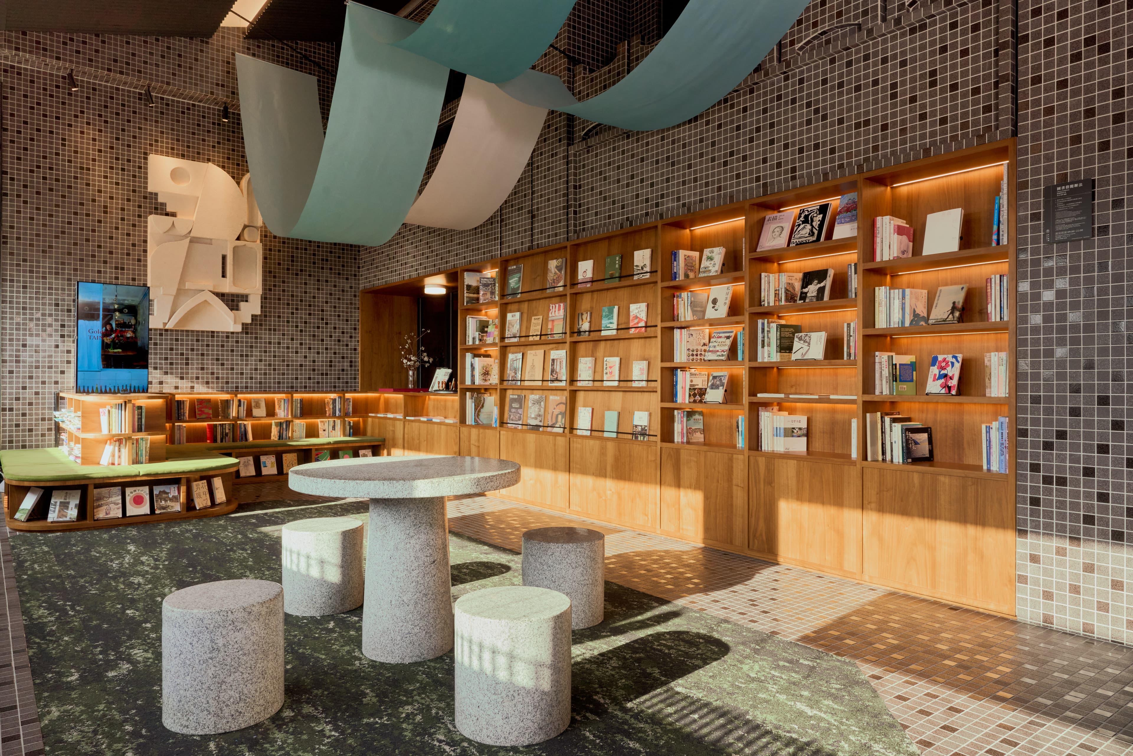 展場屋頂以天空藍的垂墜布幔象徵台南的晴天,從此展開出入境台南的旅程。(平凡製作studio ordinary提供,攝影:Rafael Wu)
