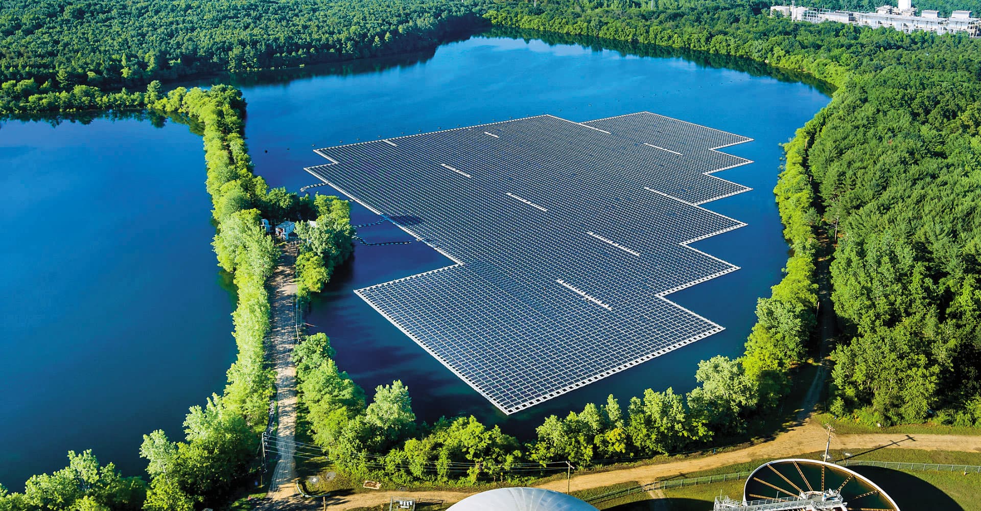 誠新是台灣最大的漁電共生廠商，與台積電簽約每年供應5億度綠電。（翻攝誠新綠能官網）