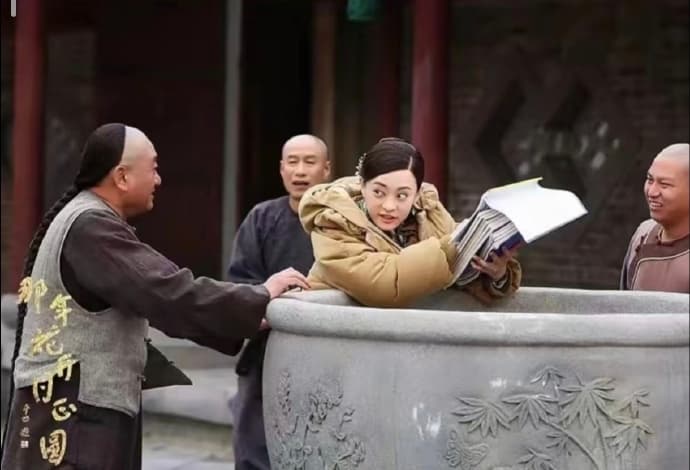 中國網友發現，孫儷身上這件駝色羽絨衣，竟然一穿就是15年。（翻攝自微博）