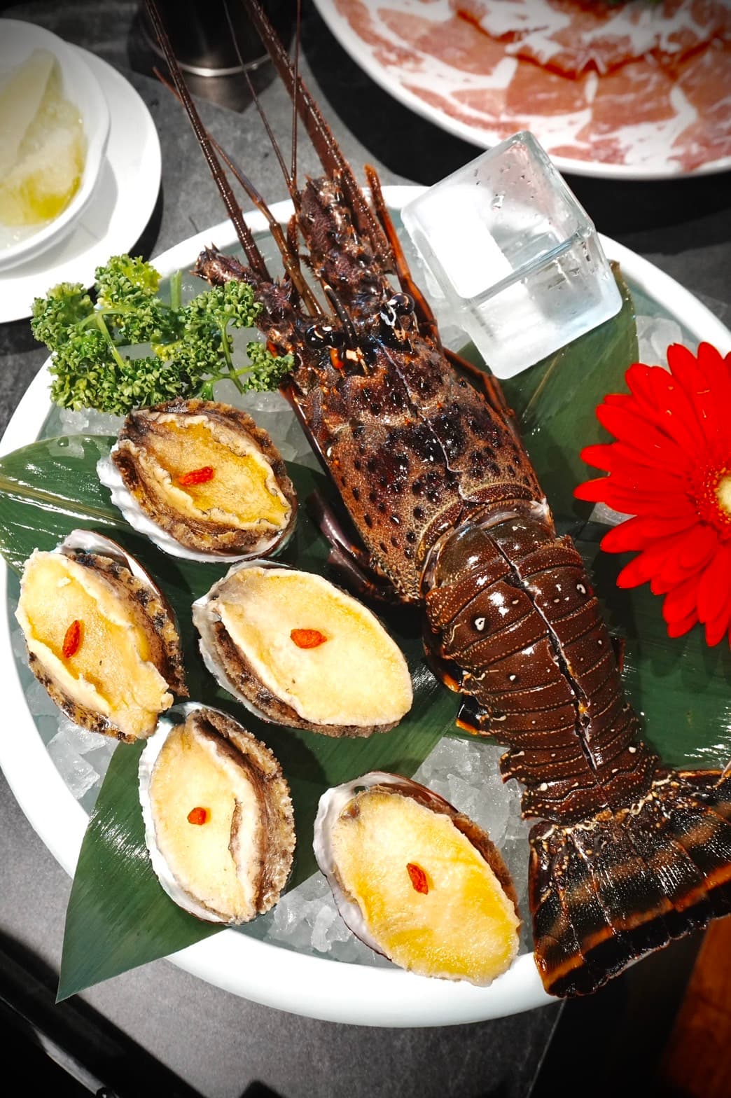 同樣是永康店獨家限定的「龍蝦鮑魚極緻雙饗」，帶給海鮮控痛風也甘願的美味。（1,688元／份）