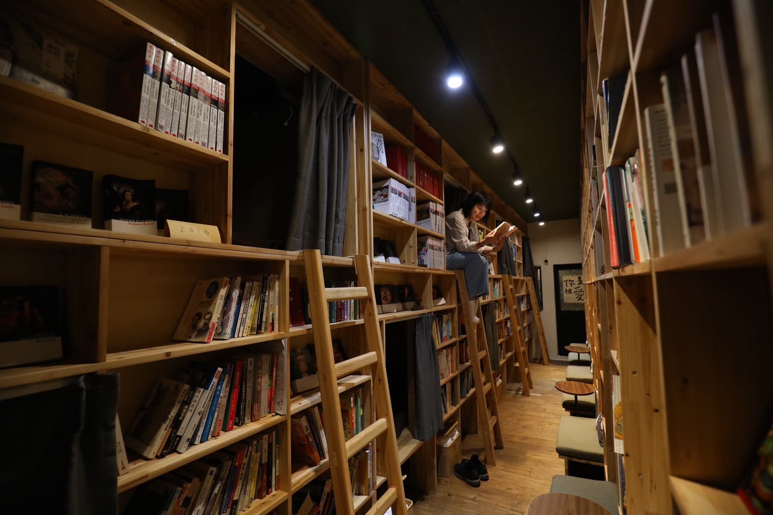 書店一、二樓皆設有臥鋪，可以在書海中進入夢鄉。