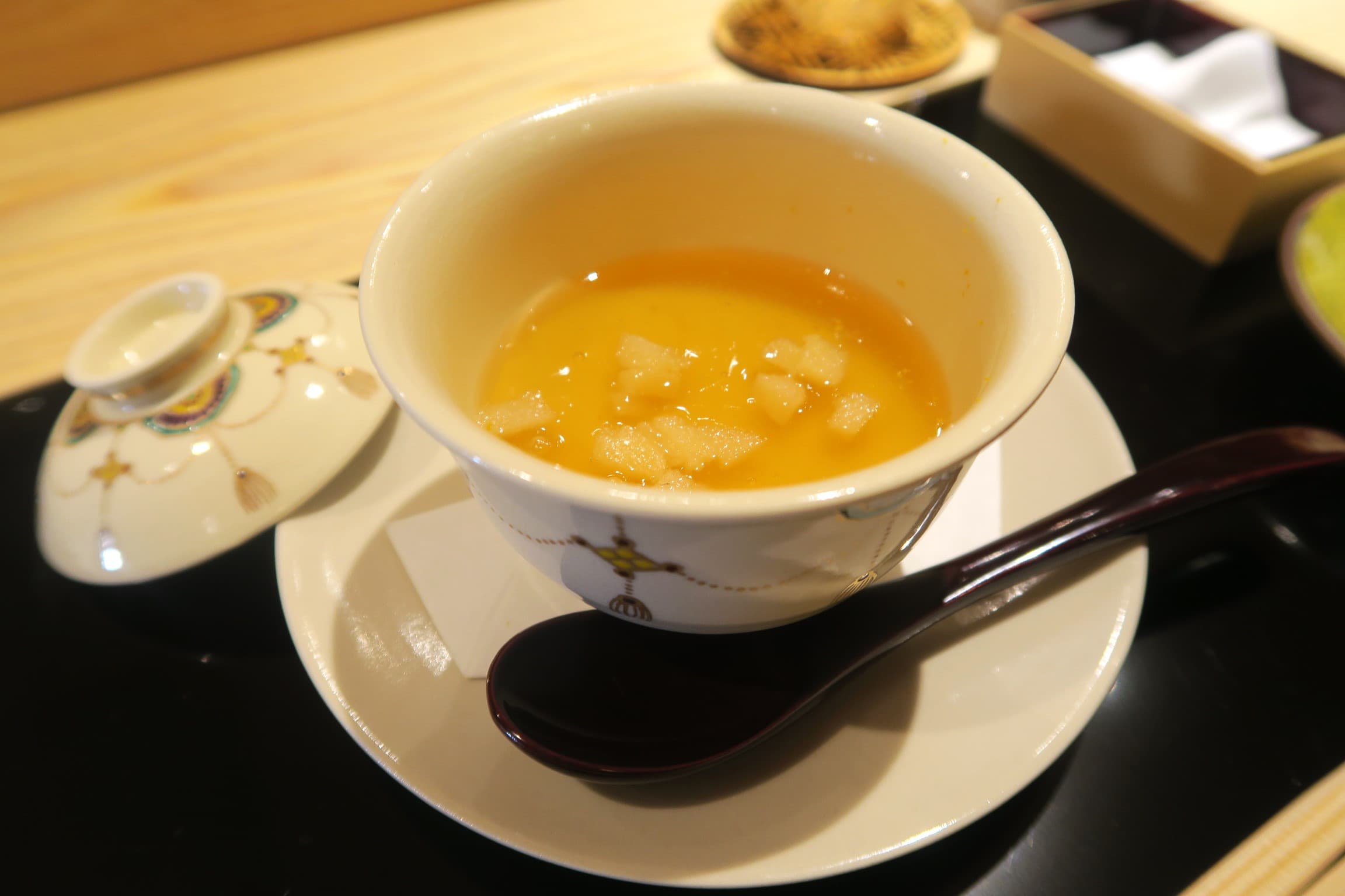 為了呈現茶碗蒸柔滑口感，特別增加高湯用量，頂部綴以鯡魚卵，增添脆口感。