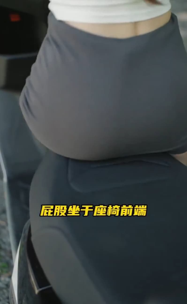 電動機車廣告刻意用鏡頭強調模特身體部分。(翻攝微博)