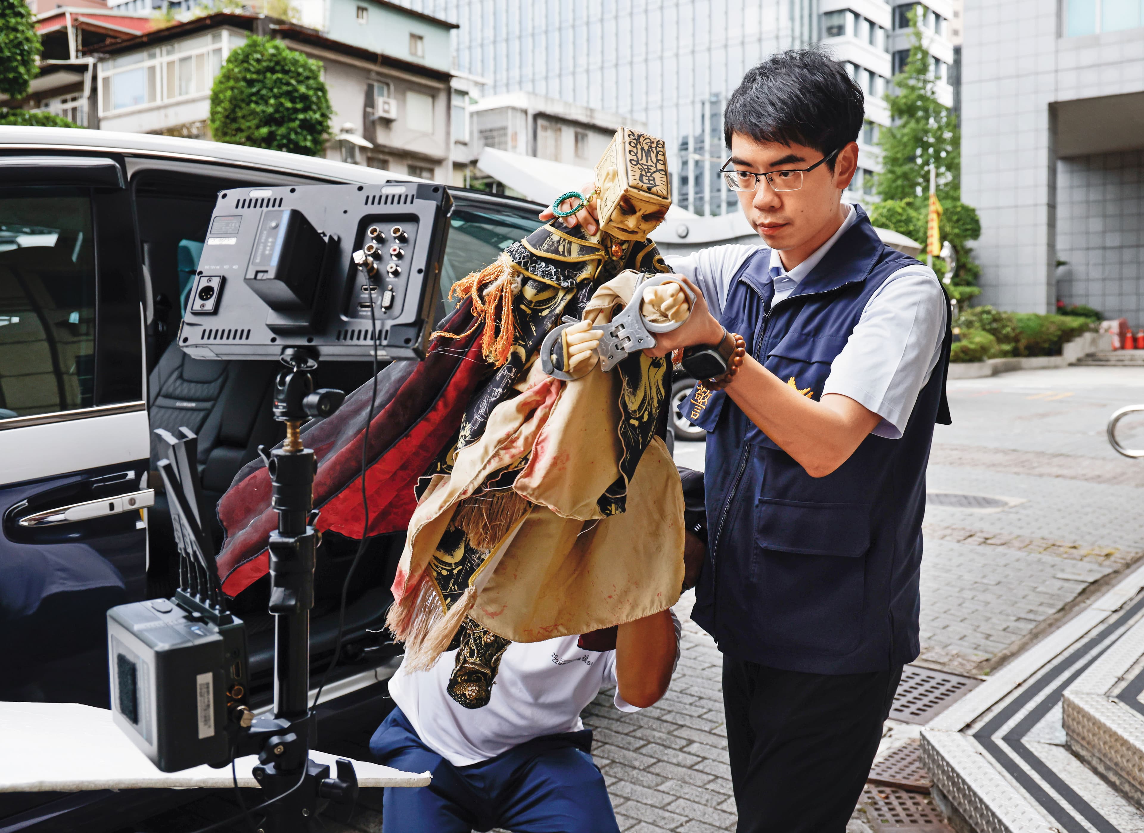 張佳勳為了防詐拍攝宣導影片，逗趣逮捕布袋戲反派角色「鬼王棺」。