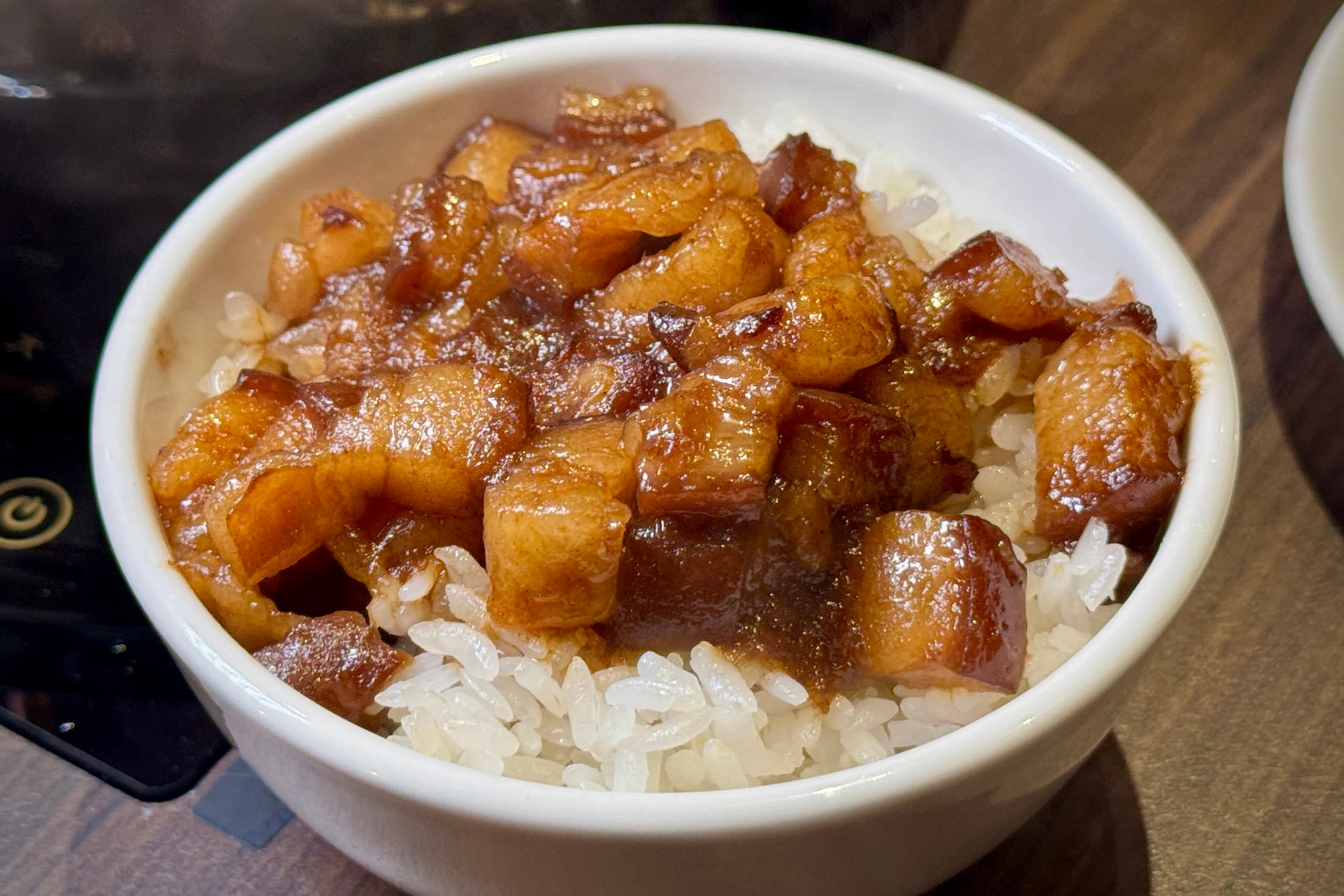 信義店自製的「黑金古早味滷肉飯」美味度完全不輸專門店。(可於附餐額外加價,15元/碗)