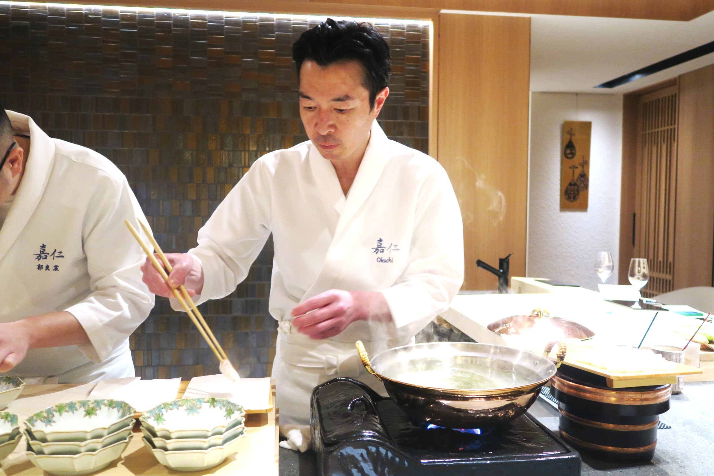 料理長正在準備九繪魚涮涮鍋，讓剛進門的客人感受到舌尖暖意。
