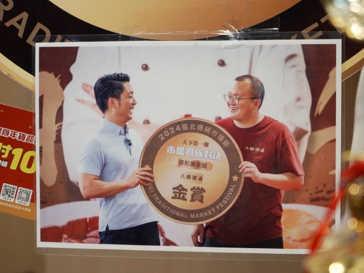 老闆洪駿璿（圖右）特地前往潮汕滷鵝的發源地，學習傳統的製作方式。