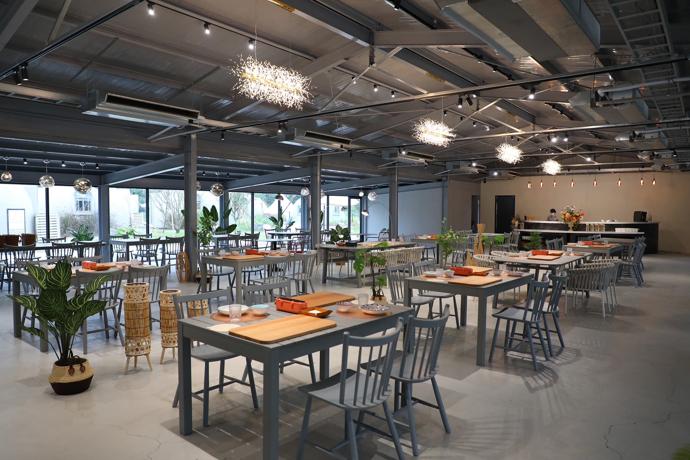 謐食餐廳空間寬敞、採光明亮，能提供舉辦各種活動的場地布置。