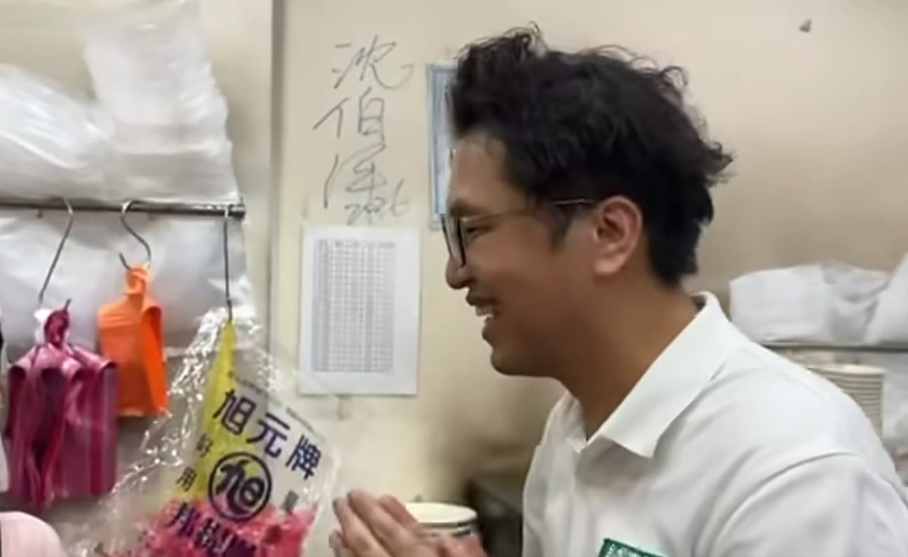 沈伯洋光顧饒河街百年老店「東發號麵線」時，店家邀請他在牆上簽名。（翻攝自周軒臉書）