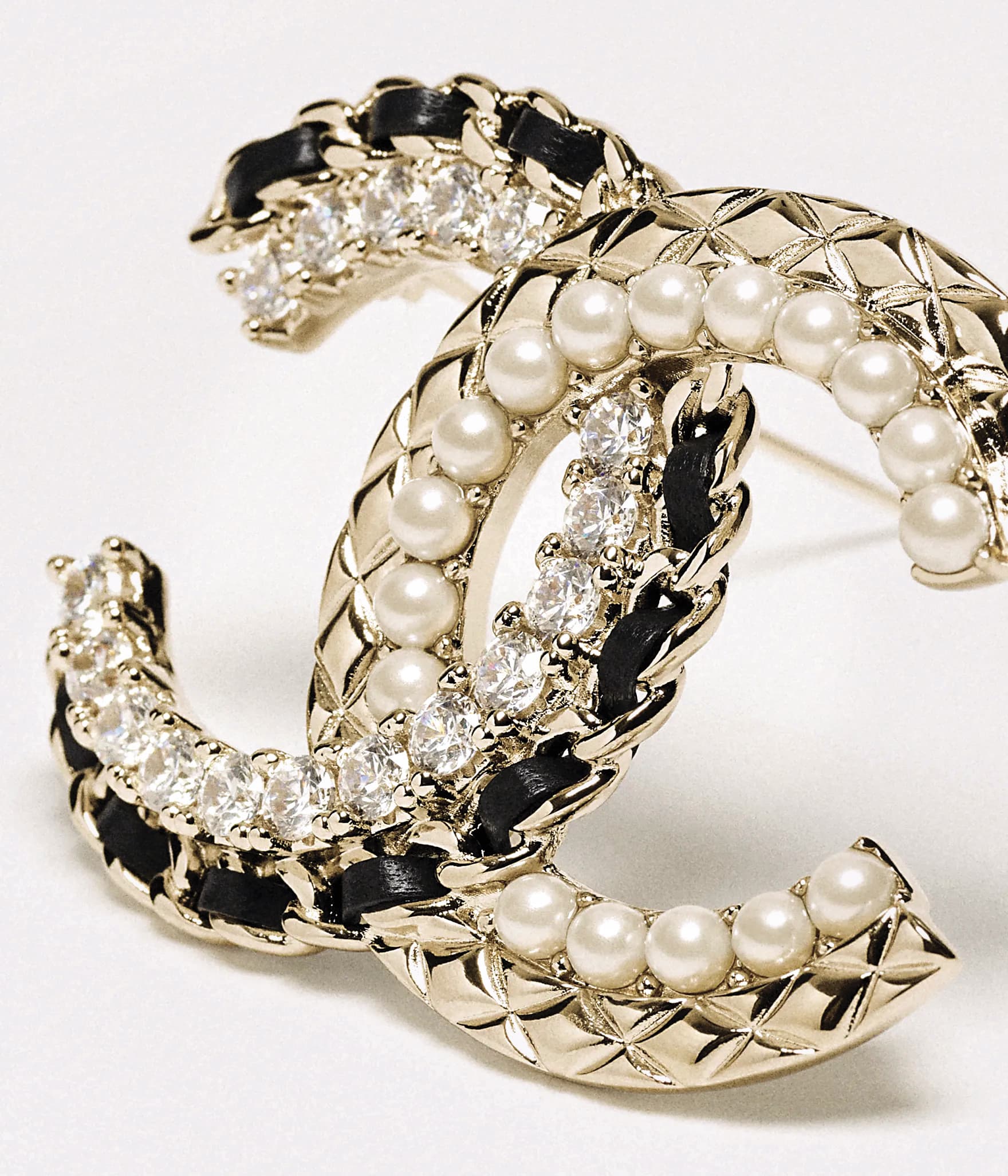 CHANEL雙C Logo胸針,NT$29,300。(翻攝自CHANEL官網)