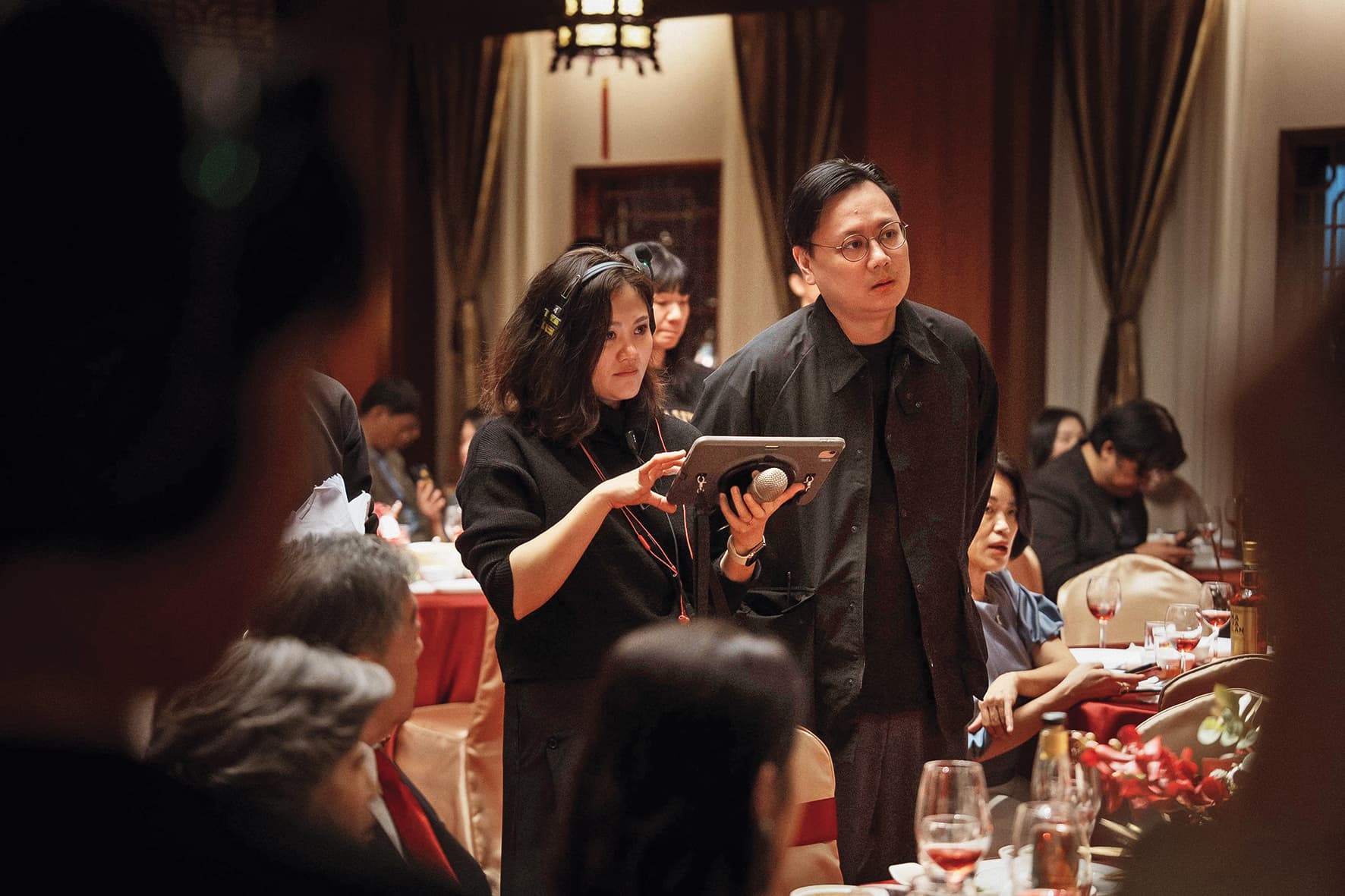 許承傑（右）表示，圓山飯店的幅員廣闊、格局方正，適合片中兩場婚禮的設定。（水花電影提供）