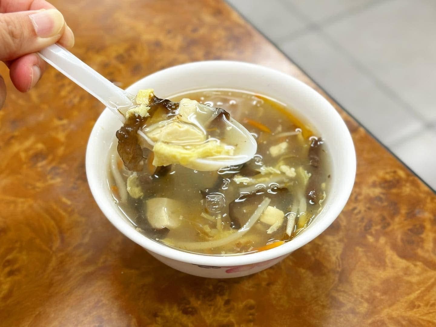 「酸辣湯」喝來爽口,不會有太濃稠的勾芡。(35元/碗)