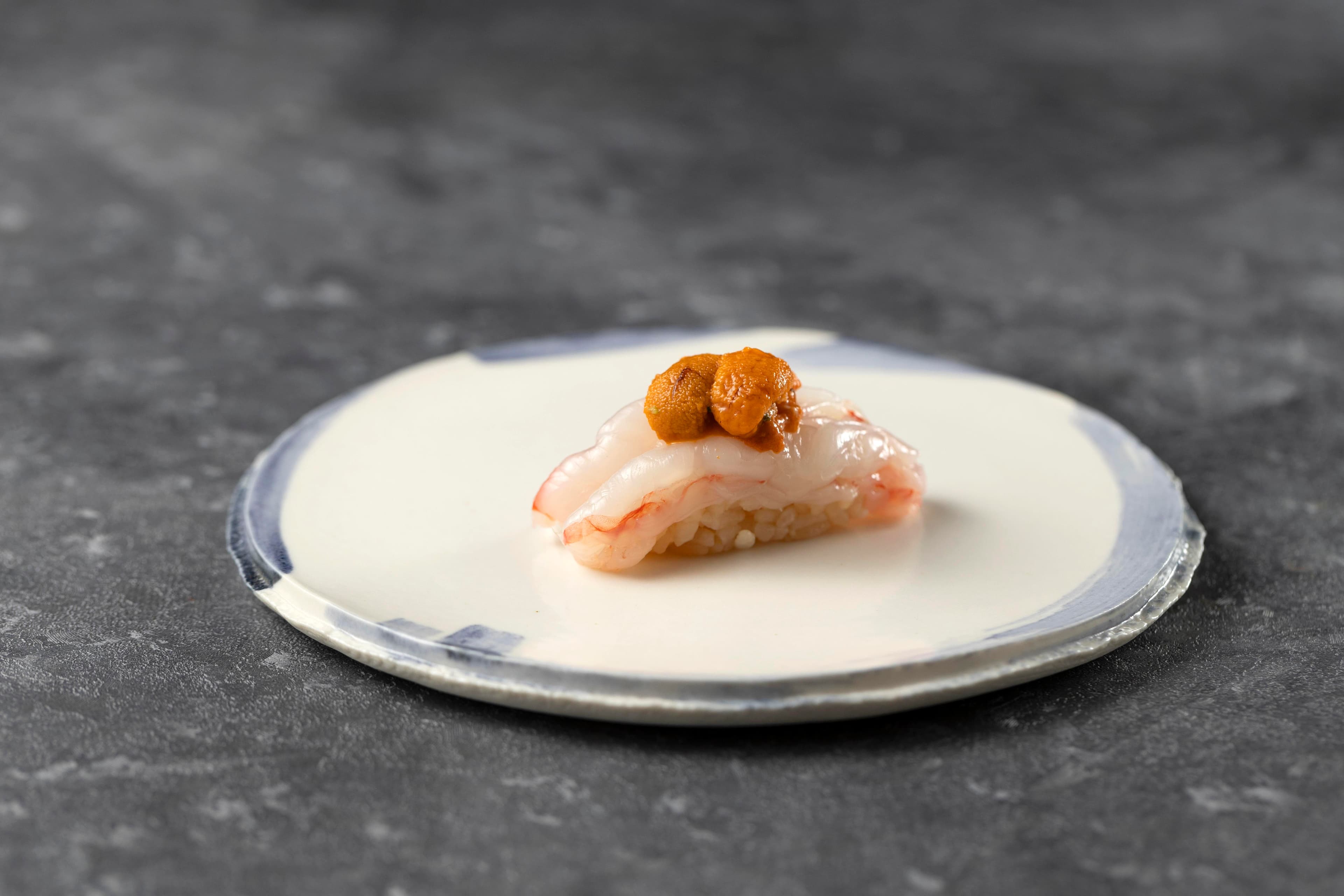 「葡萄蝦海膽握壽司」蝦肉Q彈鮮甜，海膽濃郁滑口。