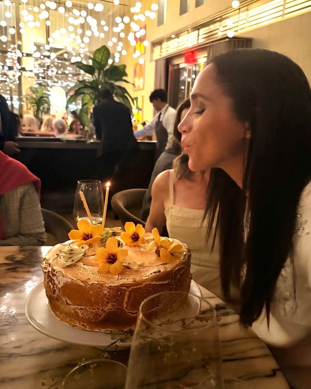 梅根貼出吹蠟燭照片，感謝老公、好友帶給她美好的24小時。（翻攝meghan IG）