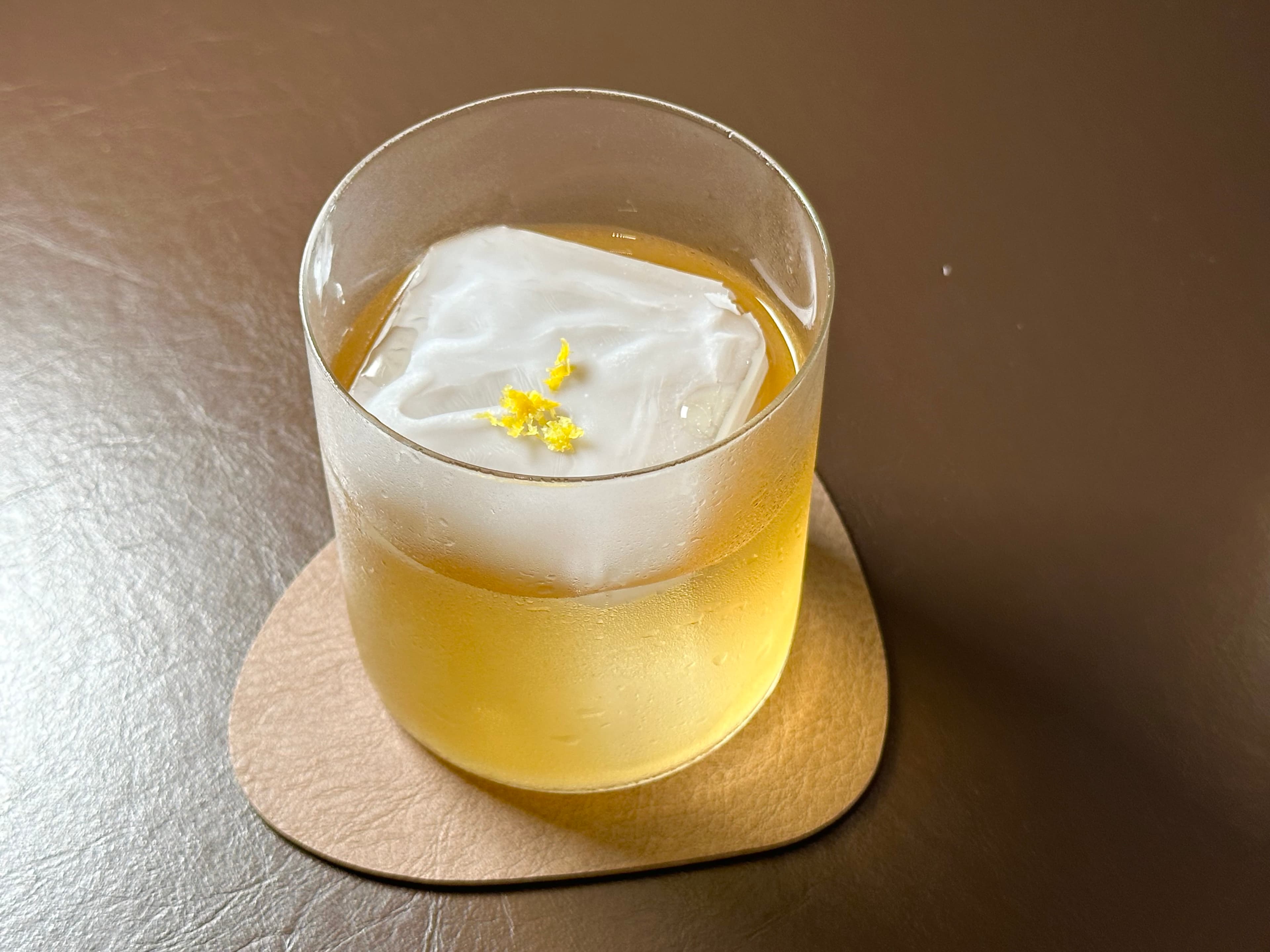 無酒精調飲「夜光之繹」用到了27種香料，喝起來卻溫和有層次。（300元／杯）