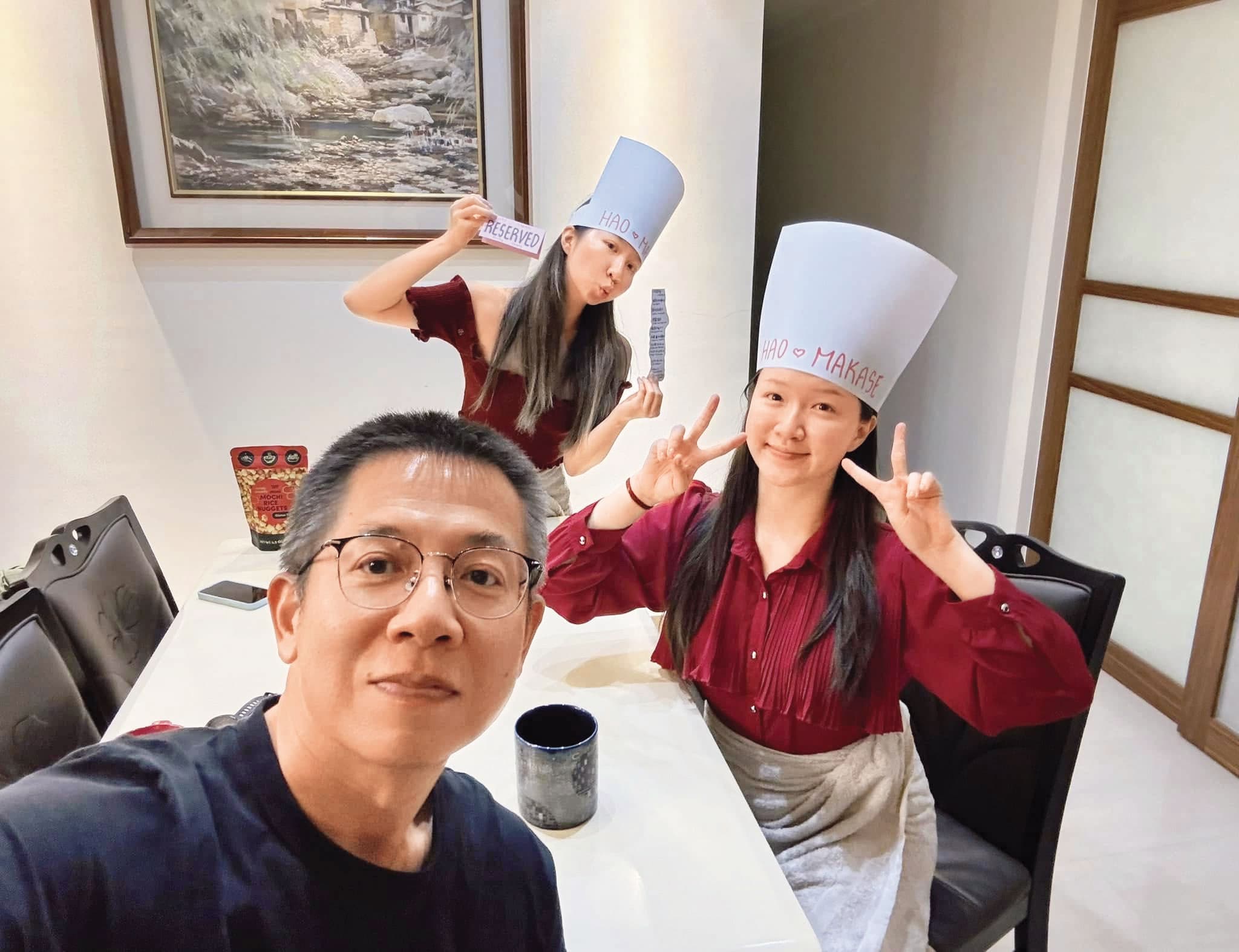 郝旭烈常與2個女兒分享生活財商觀念,他說,投資就像食物口味,強推沒有意義,適合最重要。(翻攝自郝旭烈臉書)