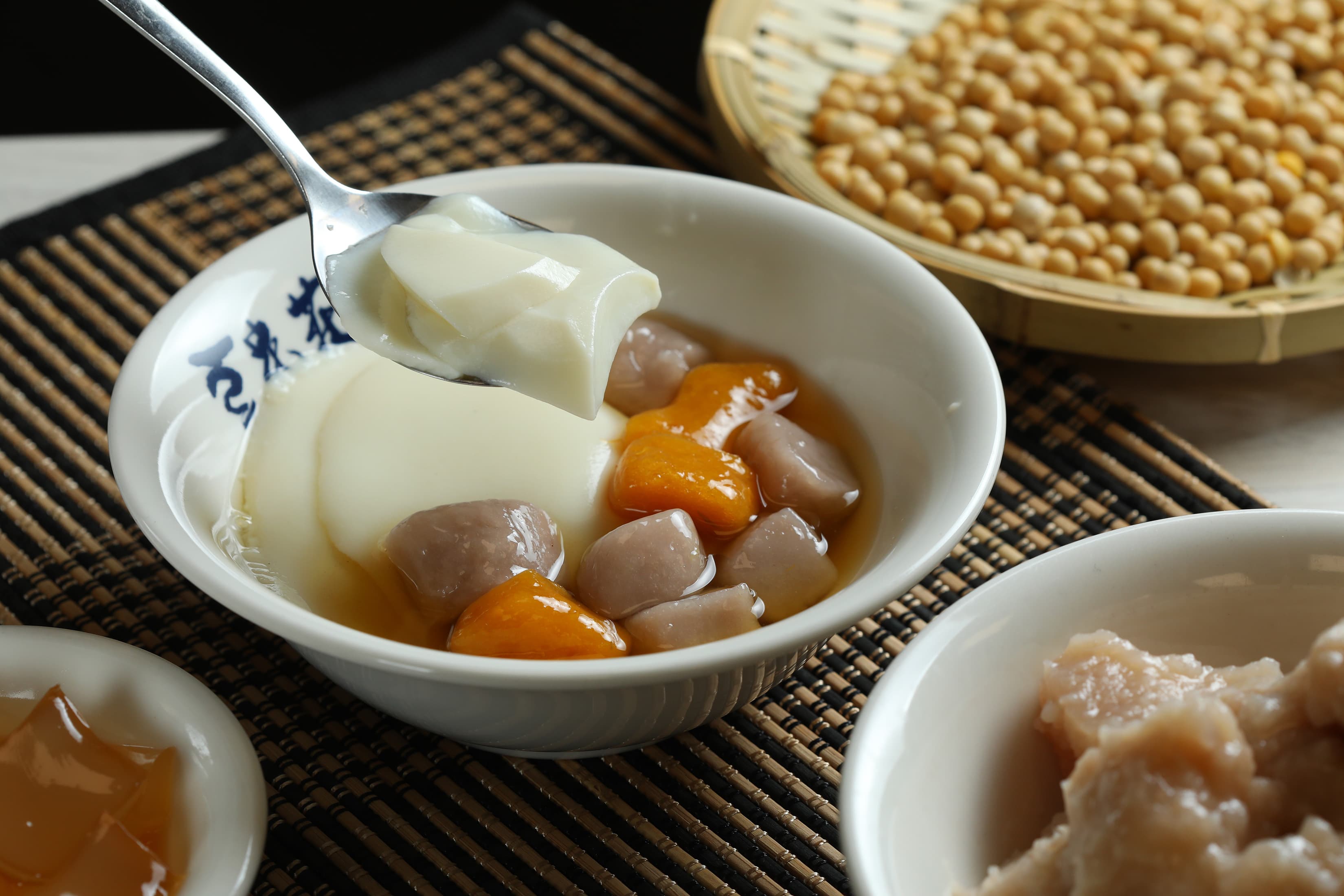 淋上新鮮甘蔗糖水的「芋圓豆花」,也是豆花莊的人氣商品。(55元/份)