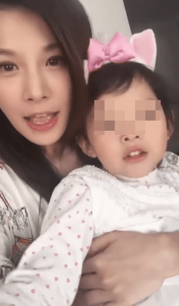艾莉絲分享舊影片，當時女兒只有4歲，而她創業剛起步。（翻攝艾莉絲臉書）