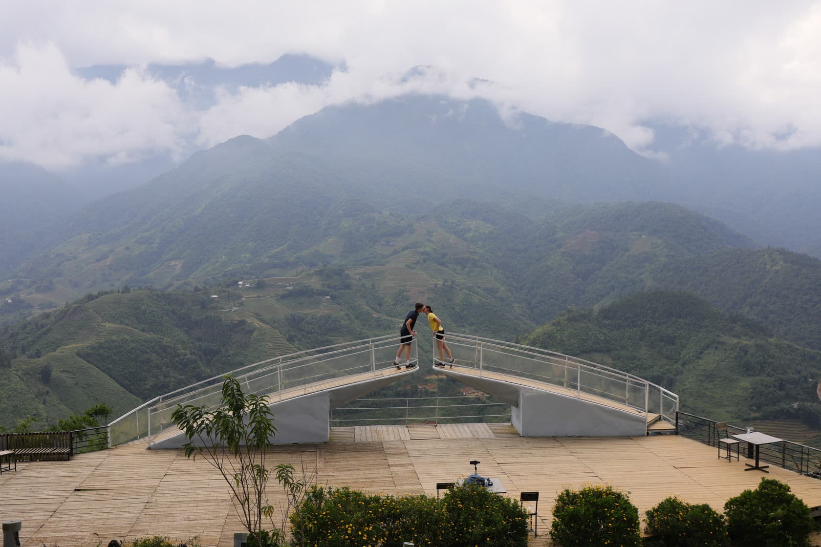 情人橋上歐美旅客深情一吻。