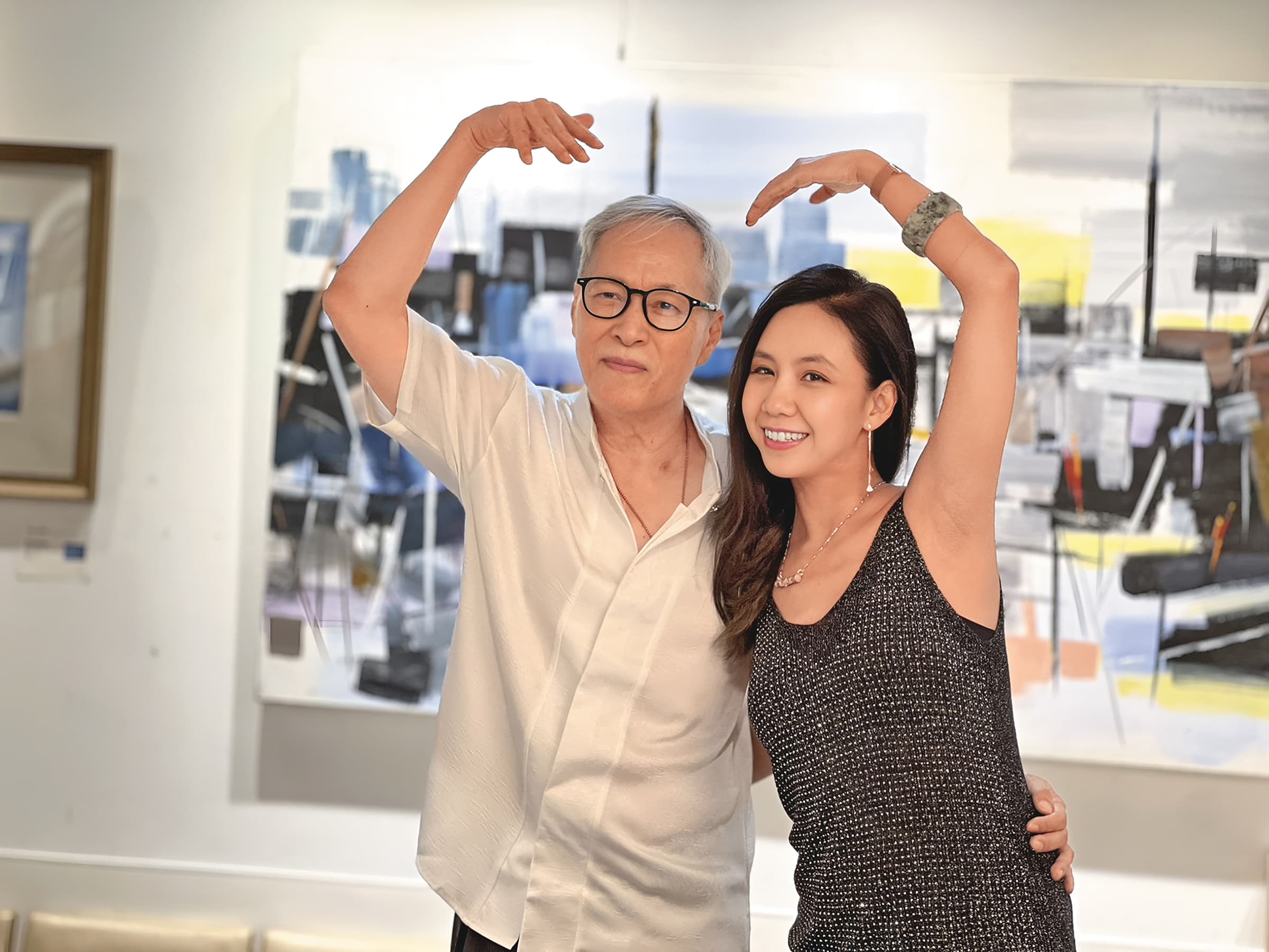 姜厚任（左）8月初主動帶小他24歲的女友陳苡孋（右）會見媒體，稱兩人有七世情緣，並幫她取名童芯。