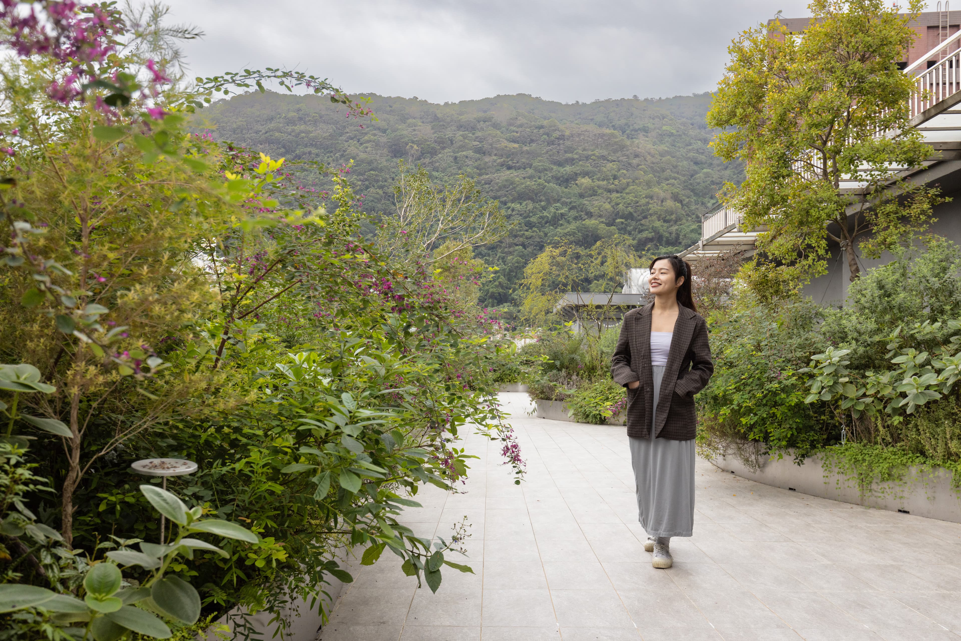 冠翔請來景觀建築師吳書原在市區打造隱秘綠洲，在頂樓設置了一座空中花園。