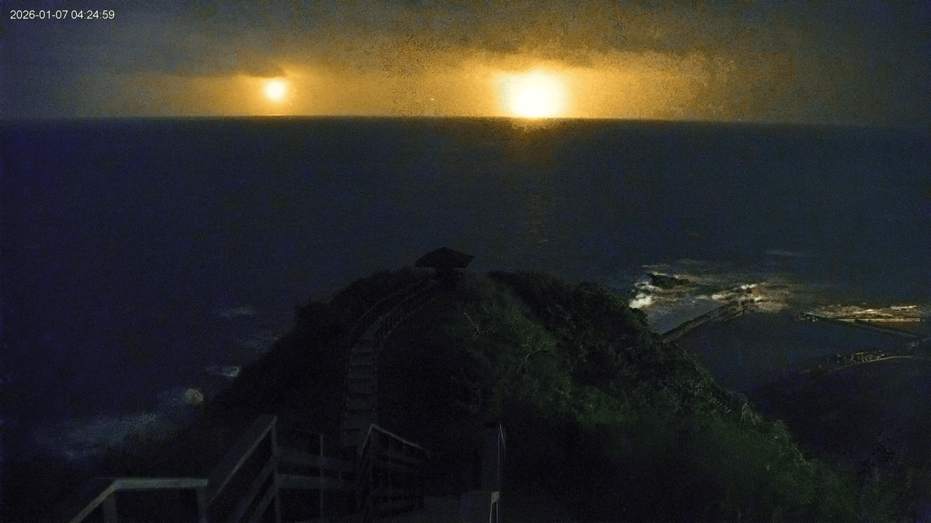 東管處大石鼻山的即時影像「鏡頭君」拍下凌晨救援的照明彈持續照亮夜空、搜尋失聯飛官。(翻攝自YouTube 東部海岸國家風景區管理處)