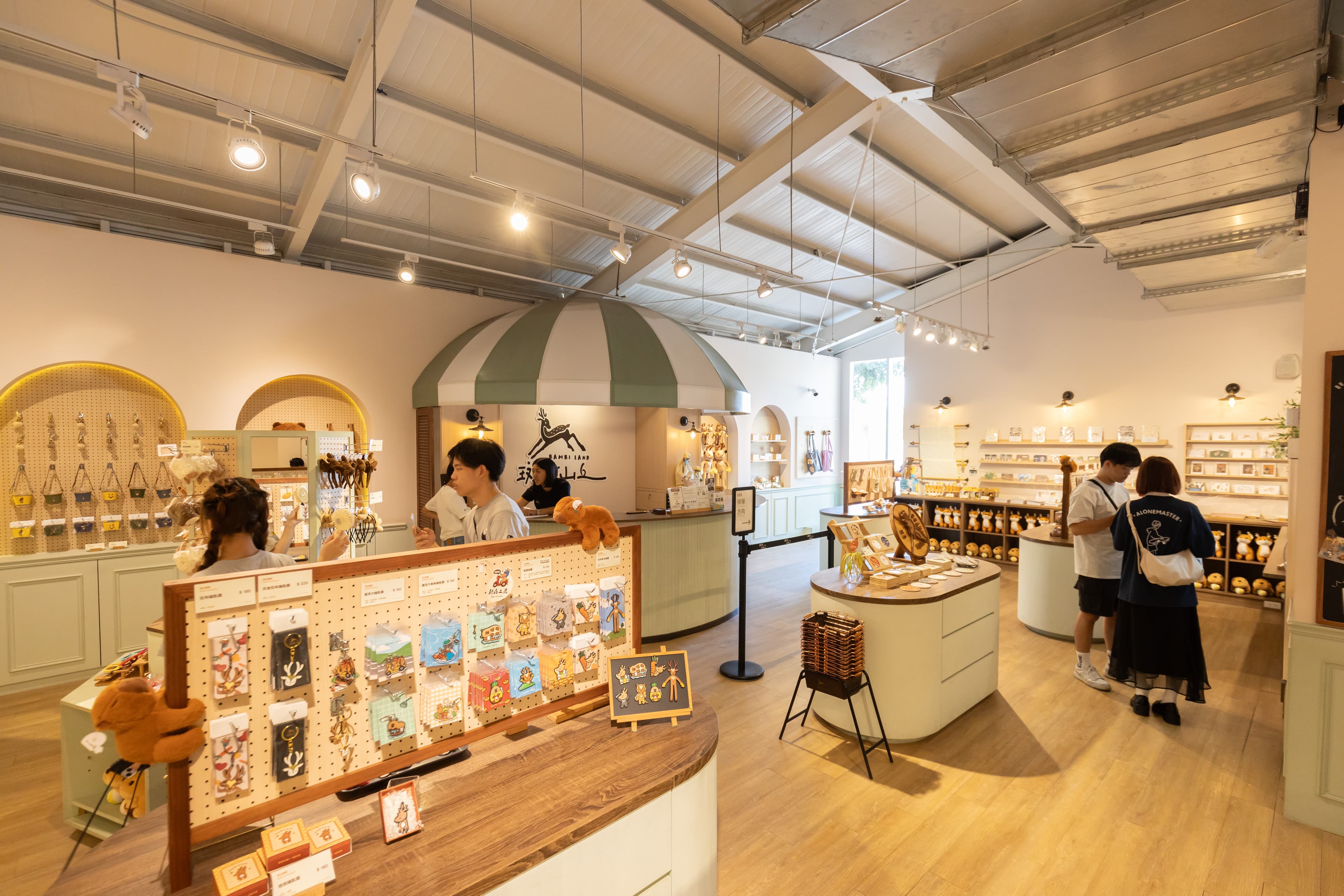 「斑比選物店」內有近百款水豚與小鹿周邊商品,超級好逛。