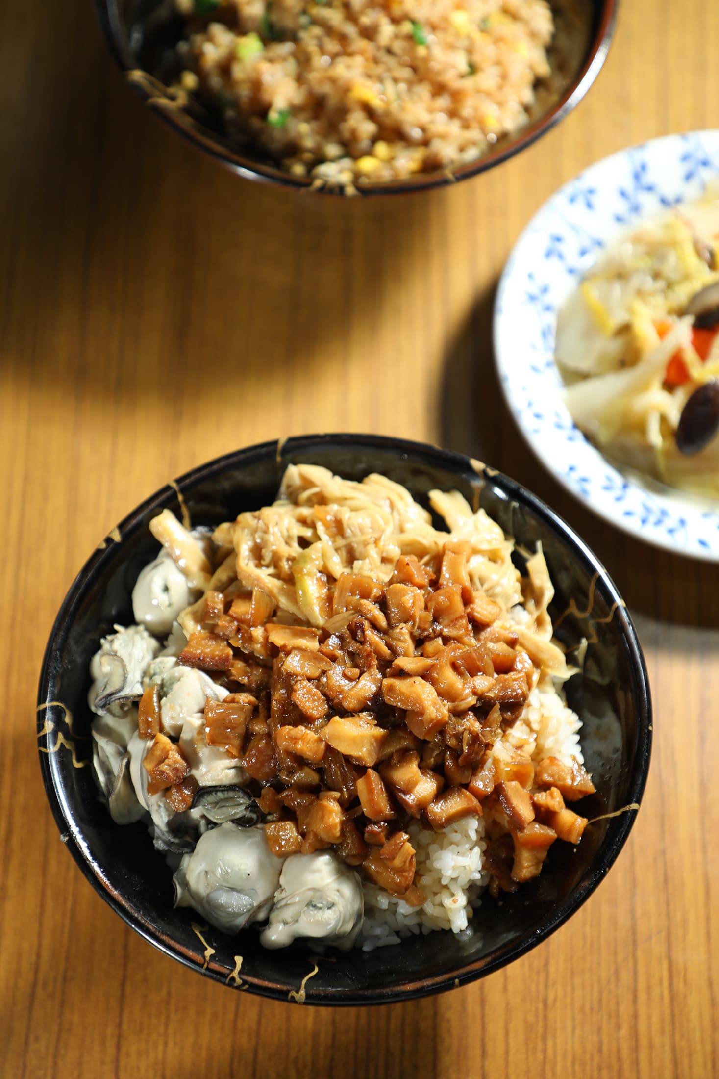 「蚵仔肉燥飯」以肥美鮮蚵、筍干與滷肉醬汁鋪滿白飯。（75元／碗）