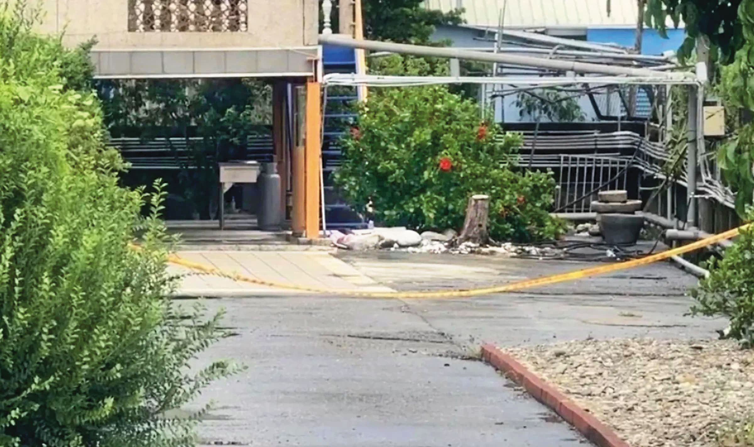 黃聖玹陳屍在住處2樓，警方拉起封鎖線採證。（讀者提供）