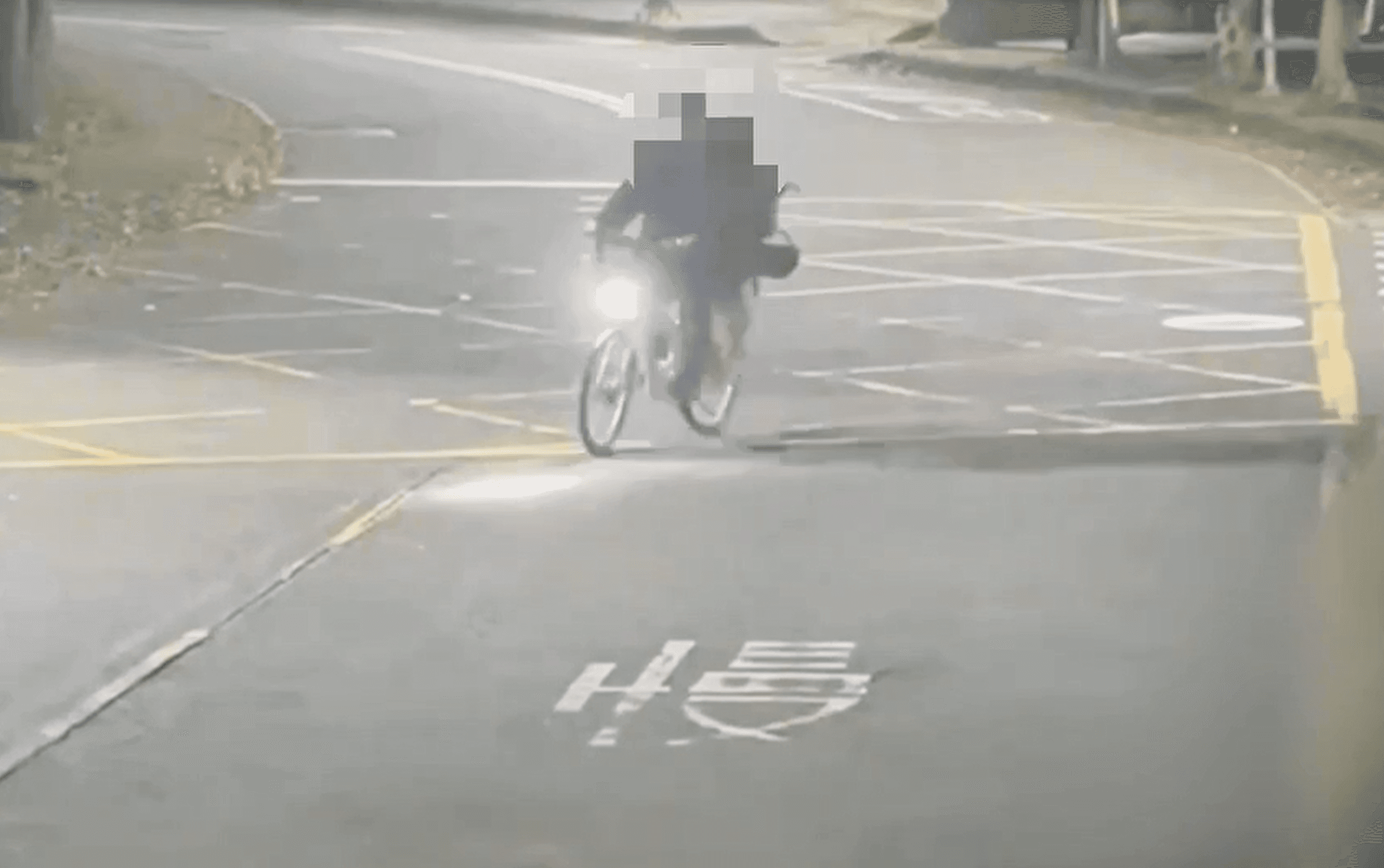 警方調閱監視器，掌握騎乘Ubike肇逃的一對男女。（翻攝畫面）