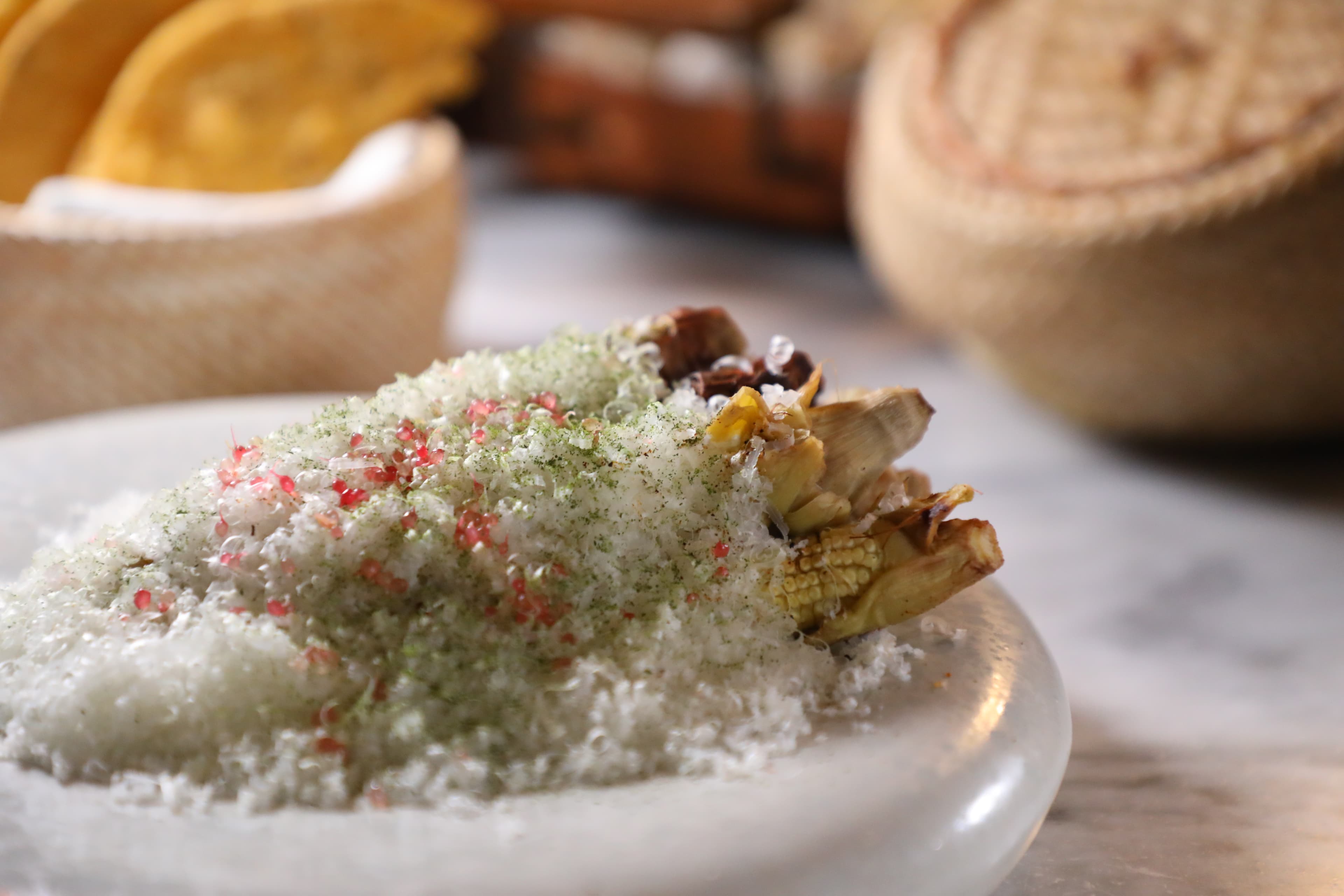 「Esquites」將刨成細絲的羅馬綿羊乳酪撒在炭烤玉米筍上，非常美味。（390泰銖／份，約NT$344）