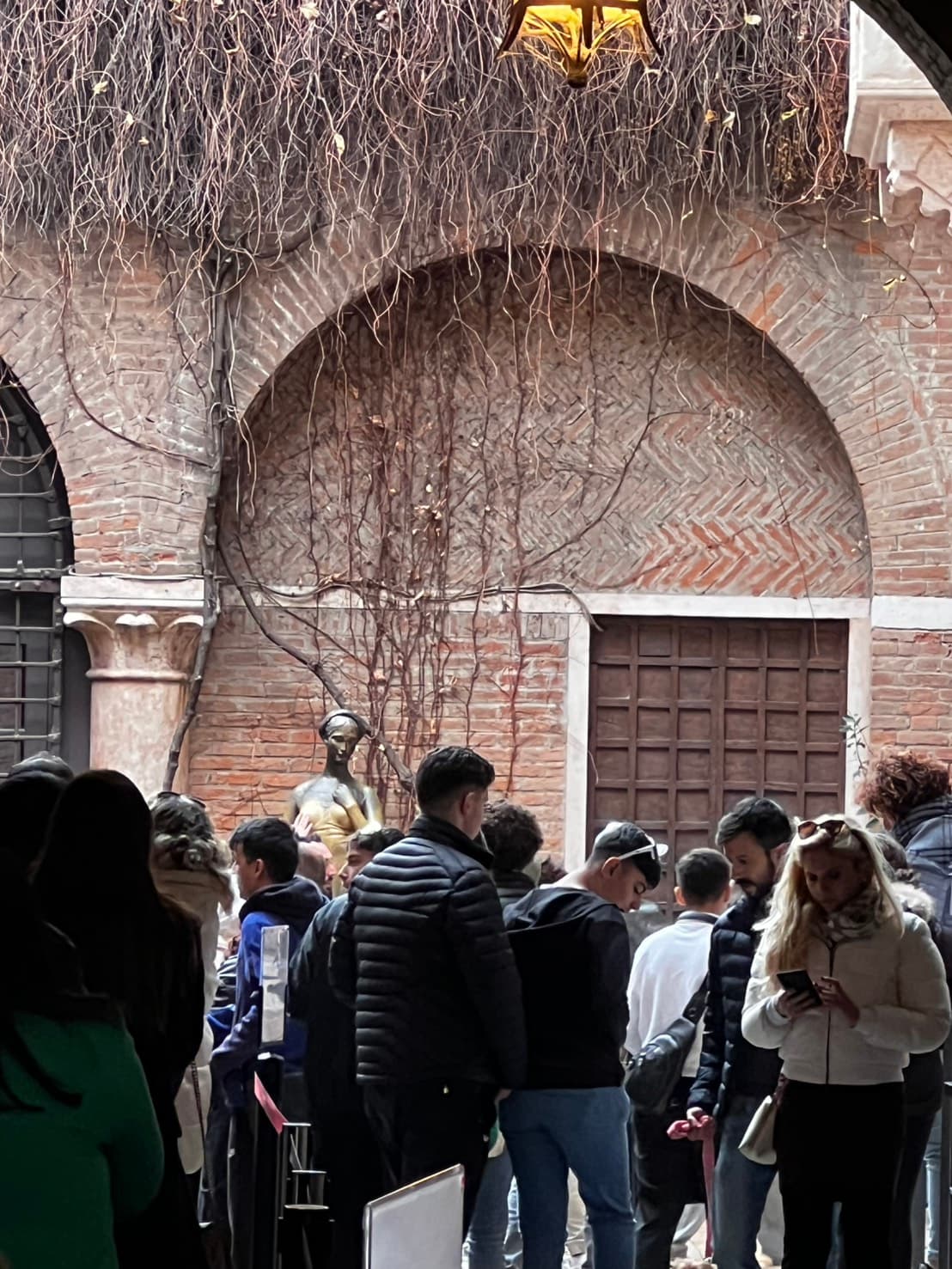 《羅密歐與茱麗葉》茱麗葉青銅雕像，同樣面臨著相同的甜蜜負擔。