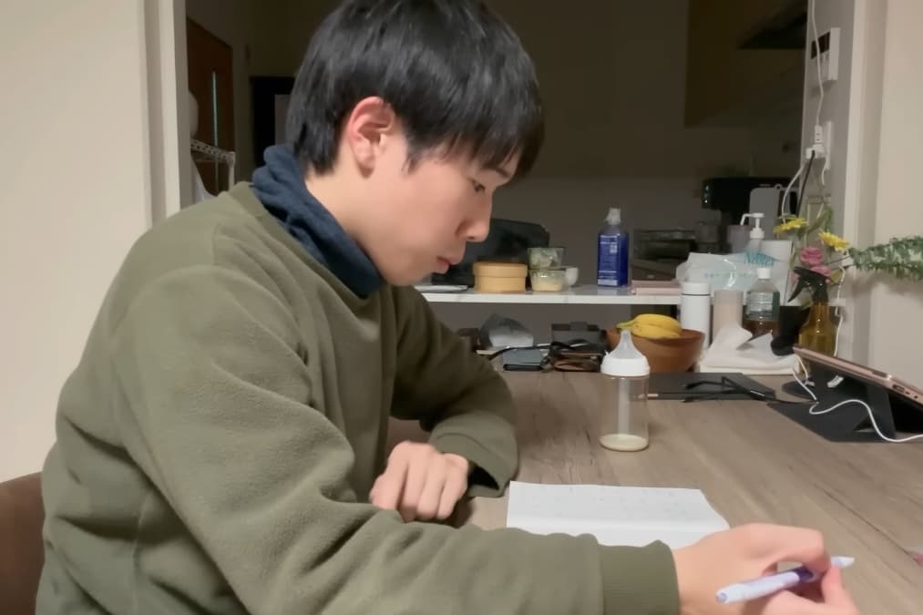 Hiro育兒細心,不忘在筆記本上記下喝奶時間與分量。(翻攝自 ひろの日陰暮らし YT)