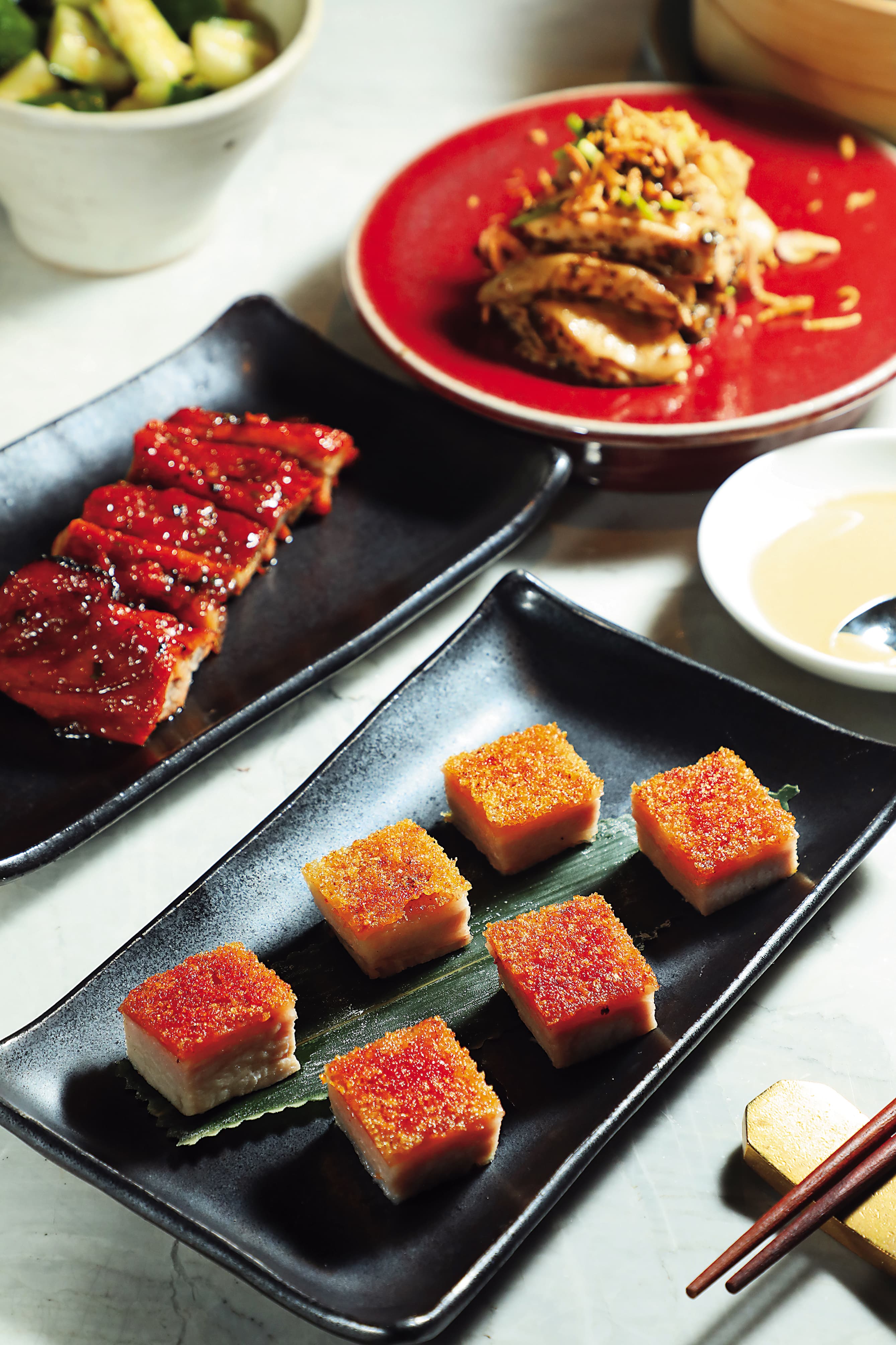 主廚的燒烤功夫了得，「脆皮燒腩仔」（前）和「伊比利豬叉燒」（中）都做得十分出色，「黑松露涼拌雞」（後）讓人口齒留香。
