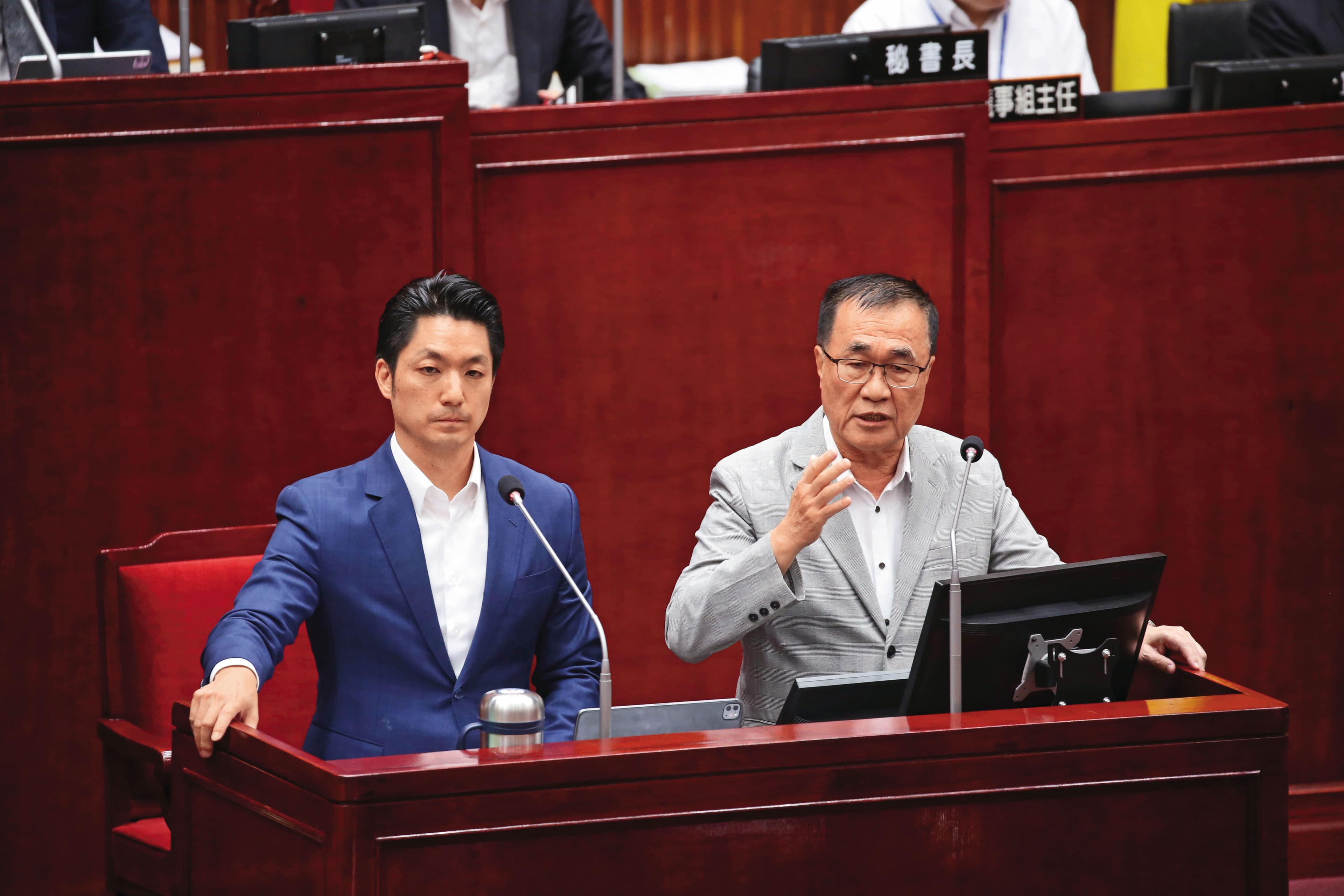 北市市長蔣萬安(左)面對副市長李四川(右)被拱選新北,態度從緊抱變接受。(鏡報董孟航)