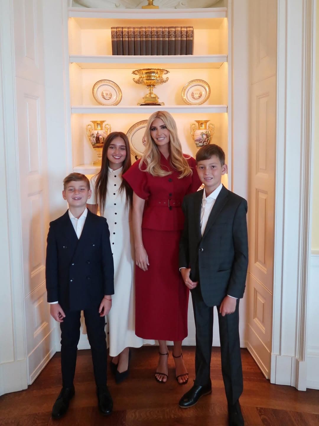 伊凡卡與3名子女到白宮，她穿Dior紅色套裝，相當醒目。（翻攝ivankatrump IG）