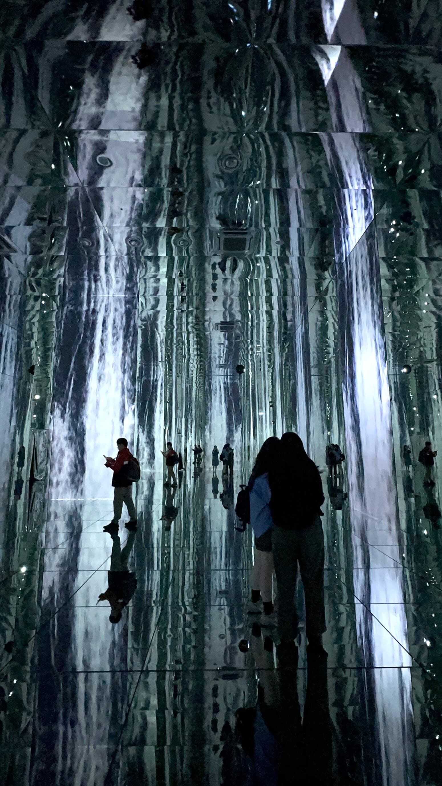 「WATERFALL INFINITE(無極瀑布)」是美術館經典的展品。