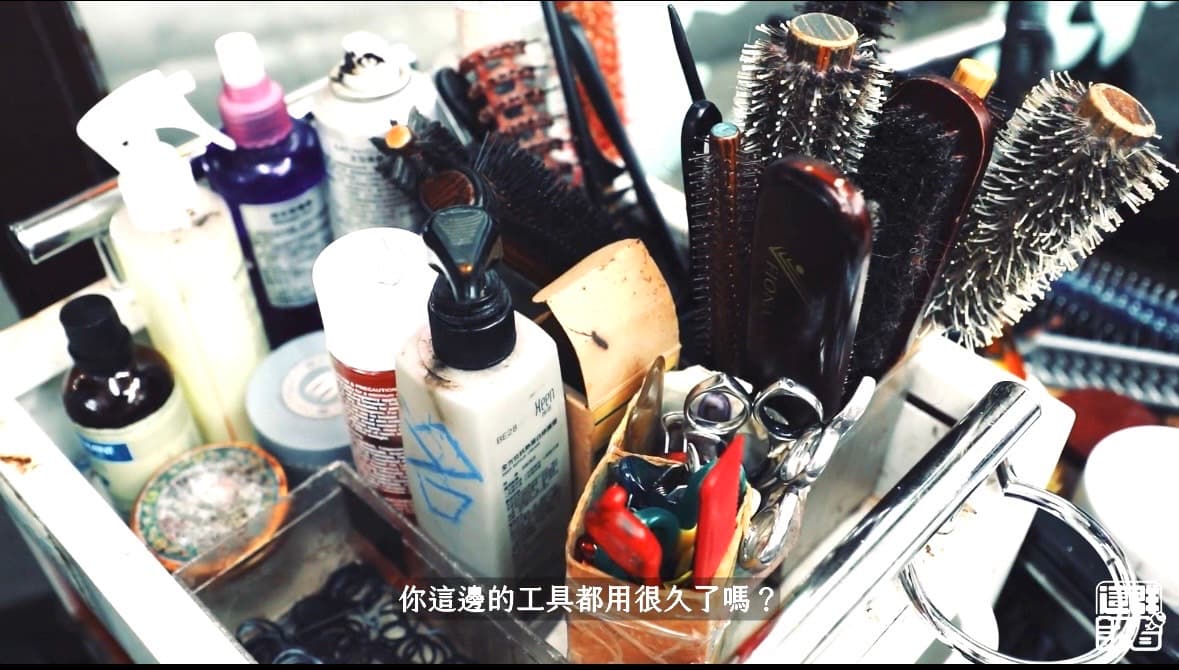 推車上的美髮工作也都頗有歷史，除了惜物，李月蕊也認為老工具更上手。 