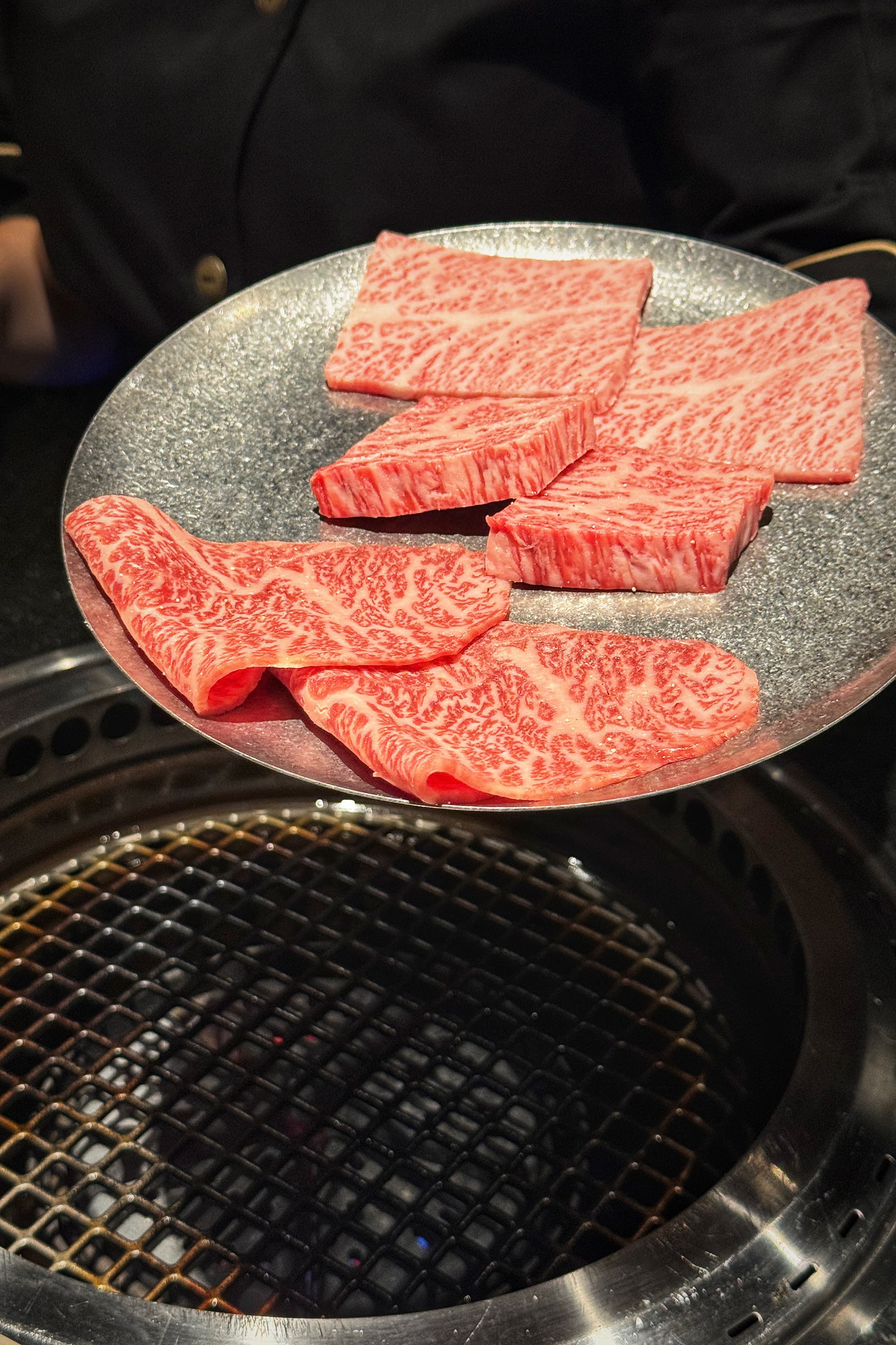 板前中山會依據每天取得的食材設計菜單,比如「後臀上蓋」佐熟成果醋、「老饕上蓋」蘸鹽昆布、「腿三角」搭配山葵胡椒等。
