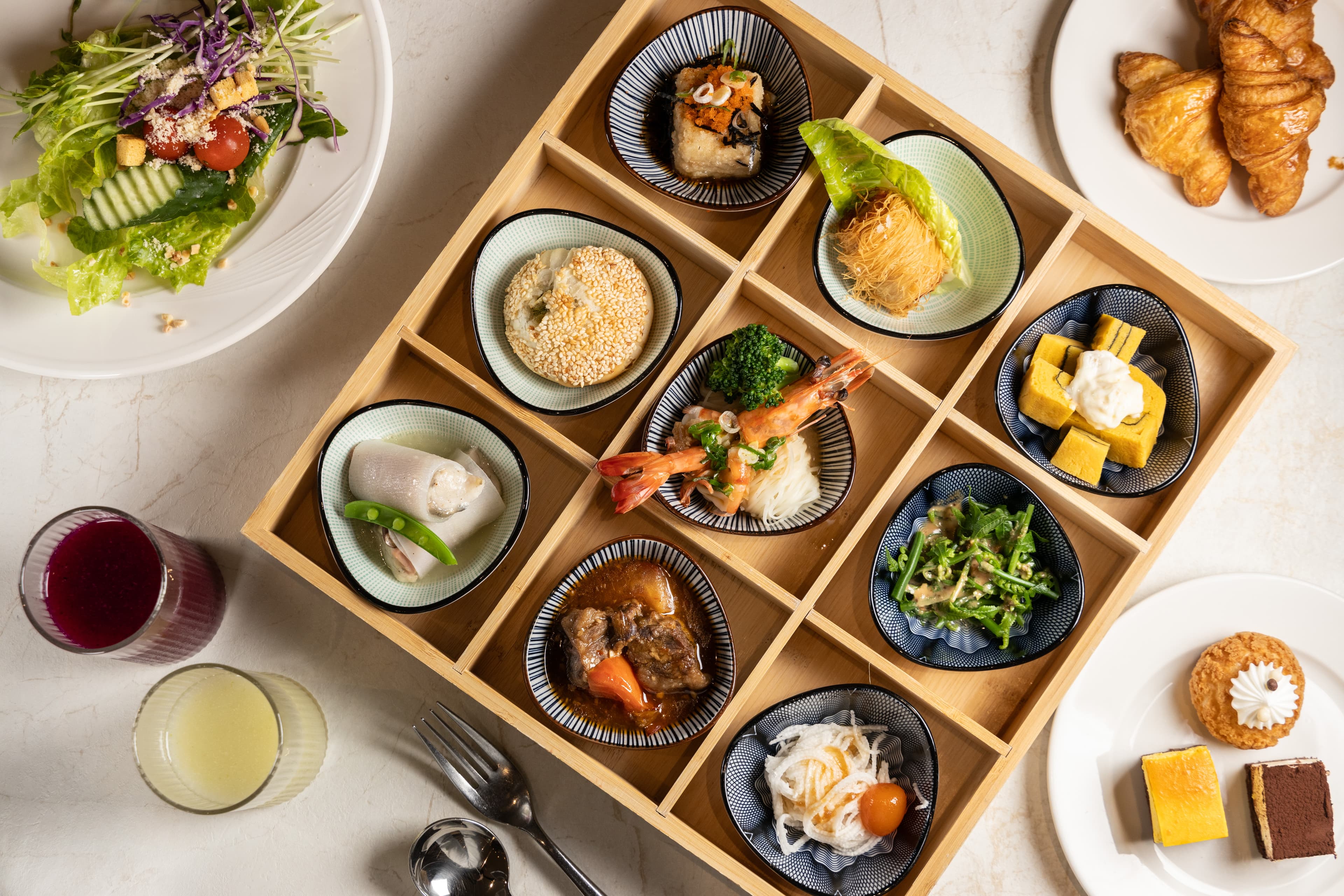 依照時令變化的午間套餐「九宮格套餐」，當日提供了主廚特製的三星蔥燒餅、山藥涼麵、金蒜銀絲蒸炒蝦、溫泉蕃茄燉牛肉、銀蘿鱸魚菲力等美味。（660元／份）