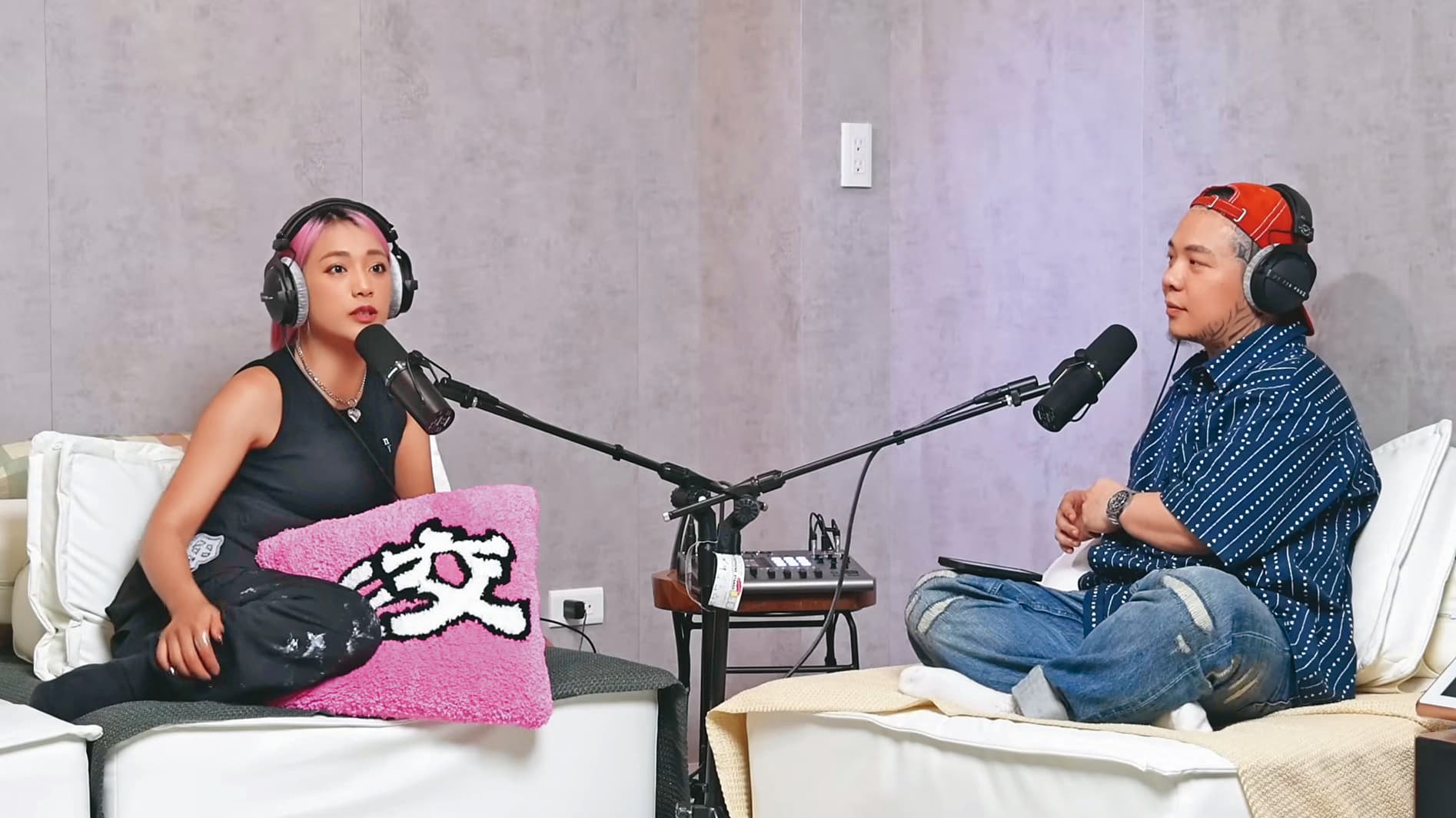 先前曾是「樂天女孩」的阿布舞（左）自曝馬傑森與她分手後，馬上無縫接軌交往林襄。這段話也被質疑三人感情線有重疊。