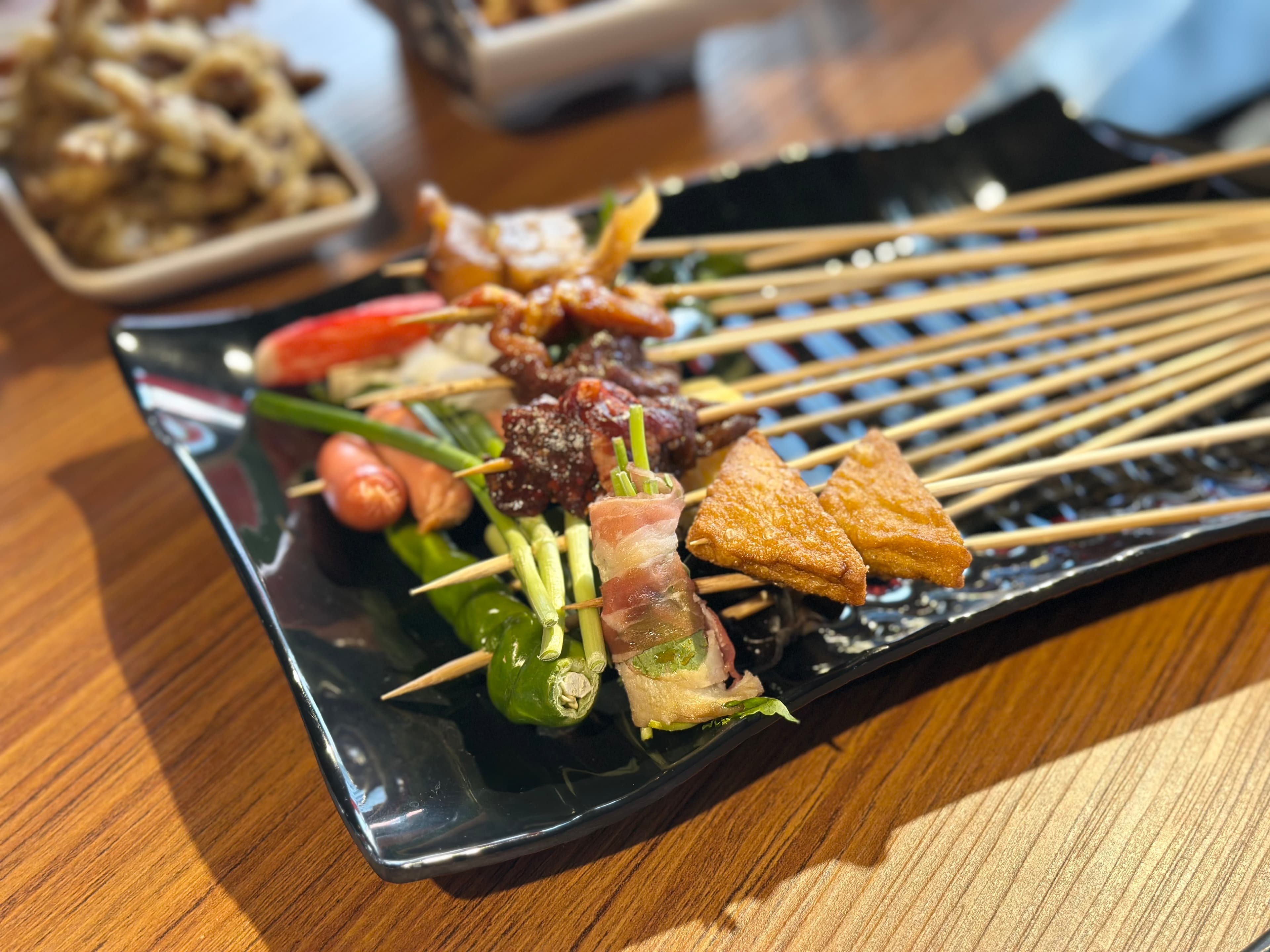 竹籤上無論串什麼食材,一支通通15元。