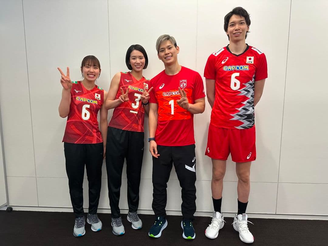 日本男排主力西田有志（右2）和女排國家隊隊長古賀紗理那（左2）在2022年底宣布結婚。（翻攝古賀紗理那IG）