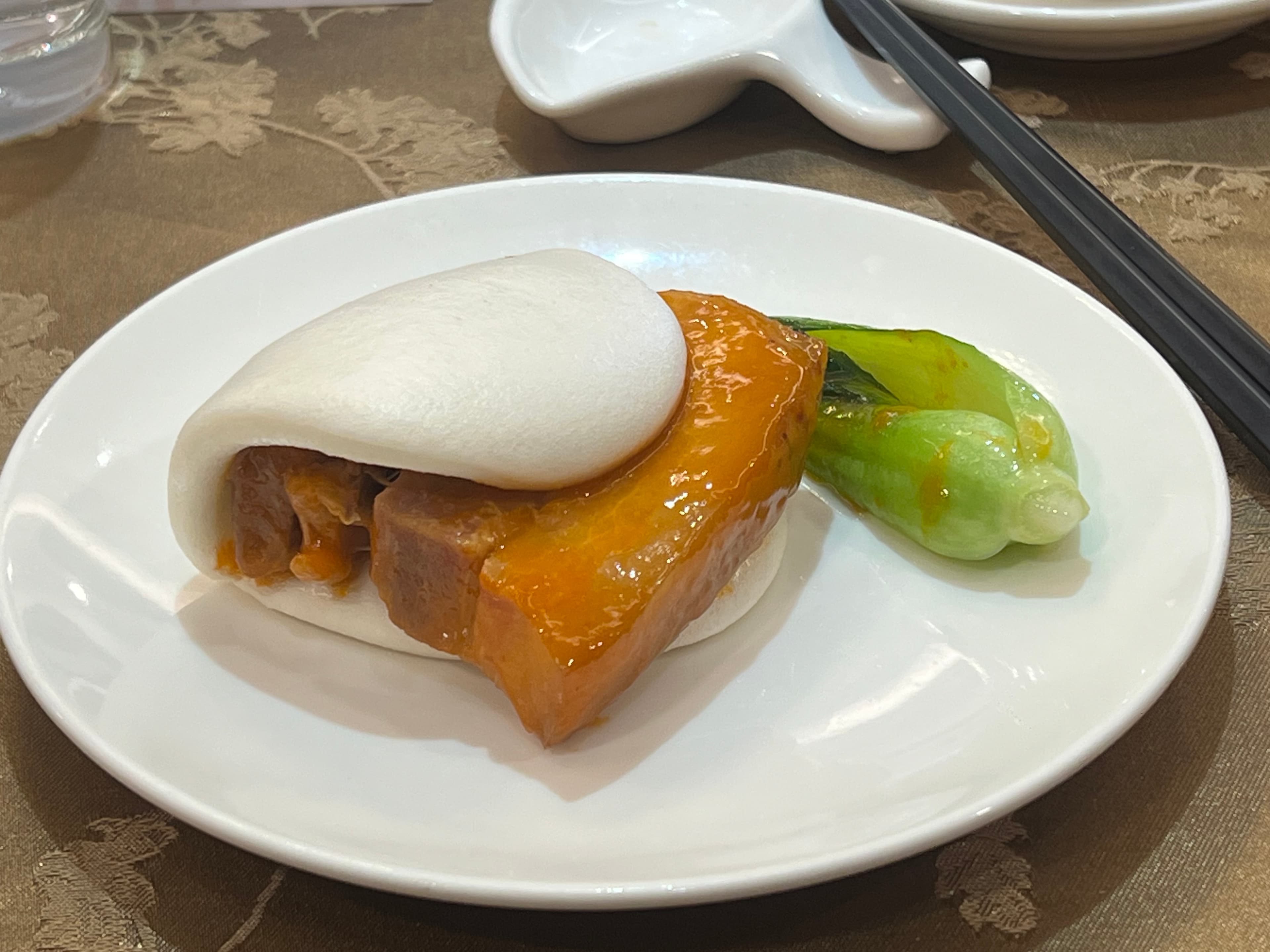 腐乳肉的瘦肉略柴，肥肉有些膩口。