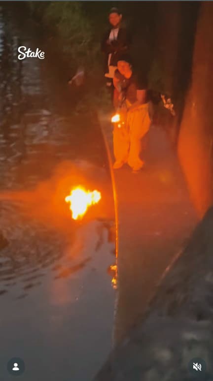 孫安佐在河堤試射自製噴火槍,原先據稱動機「純粹只是因為好玩」。(翻攝自孫安佐IG)