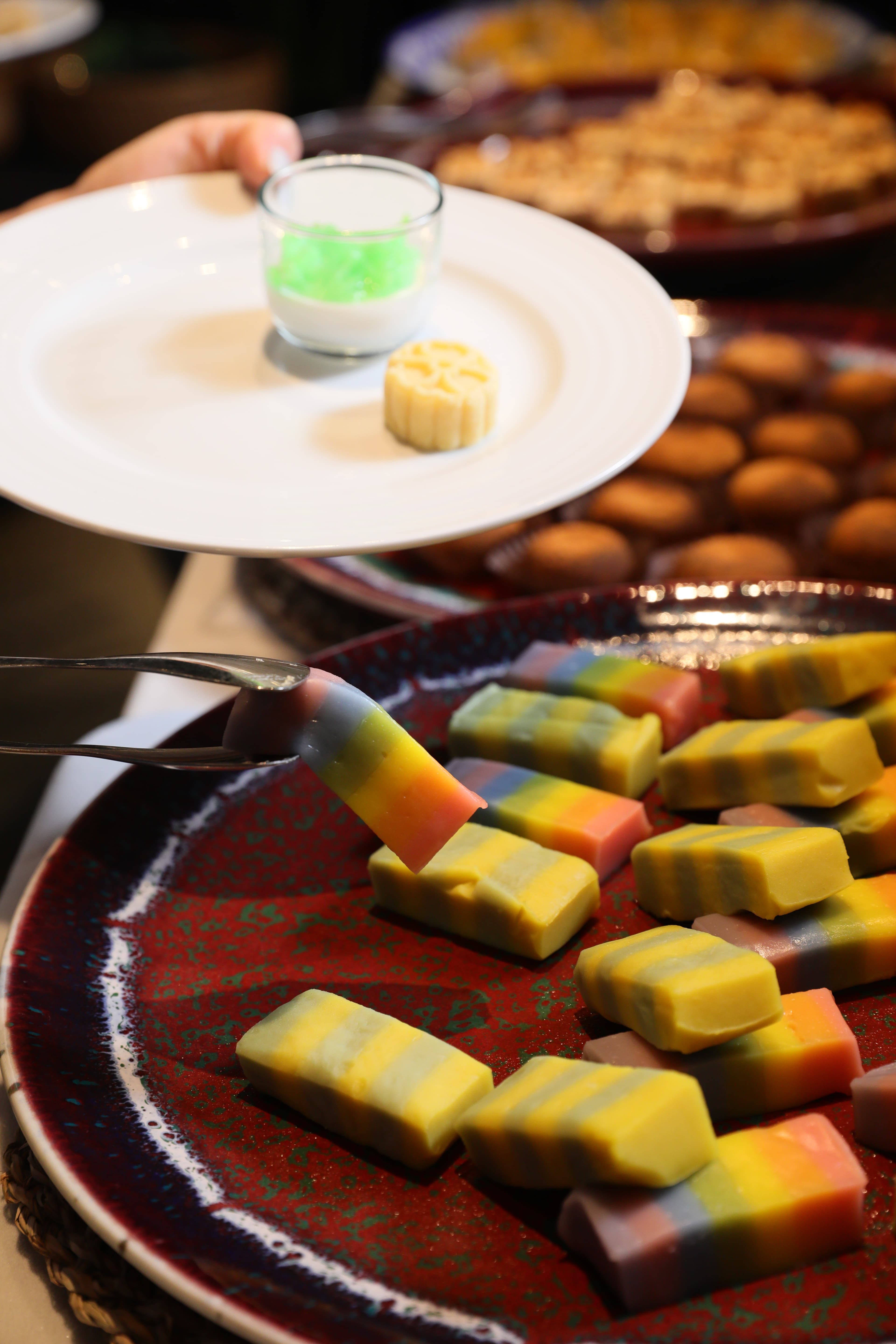 甜品自助區提供「彩虹娘惹糕」「椰香奶酪佐斑蘭凝凍」等一般buffet不常見的東南亞特色點心。