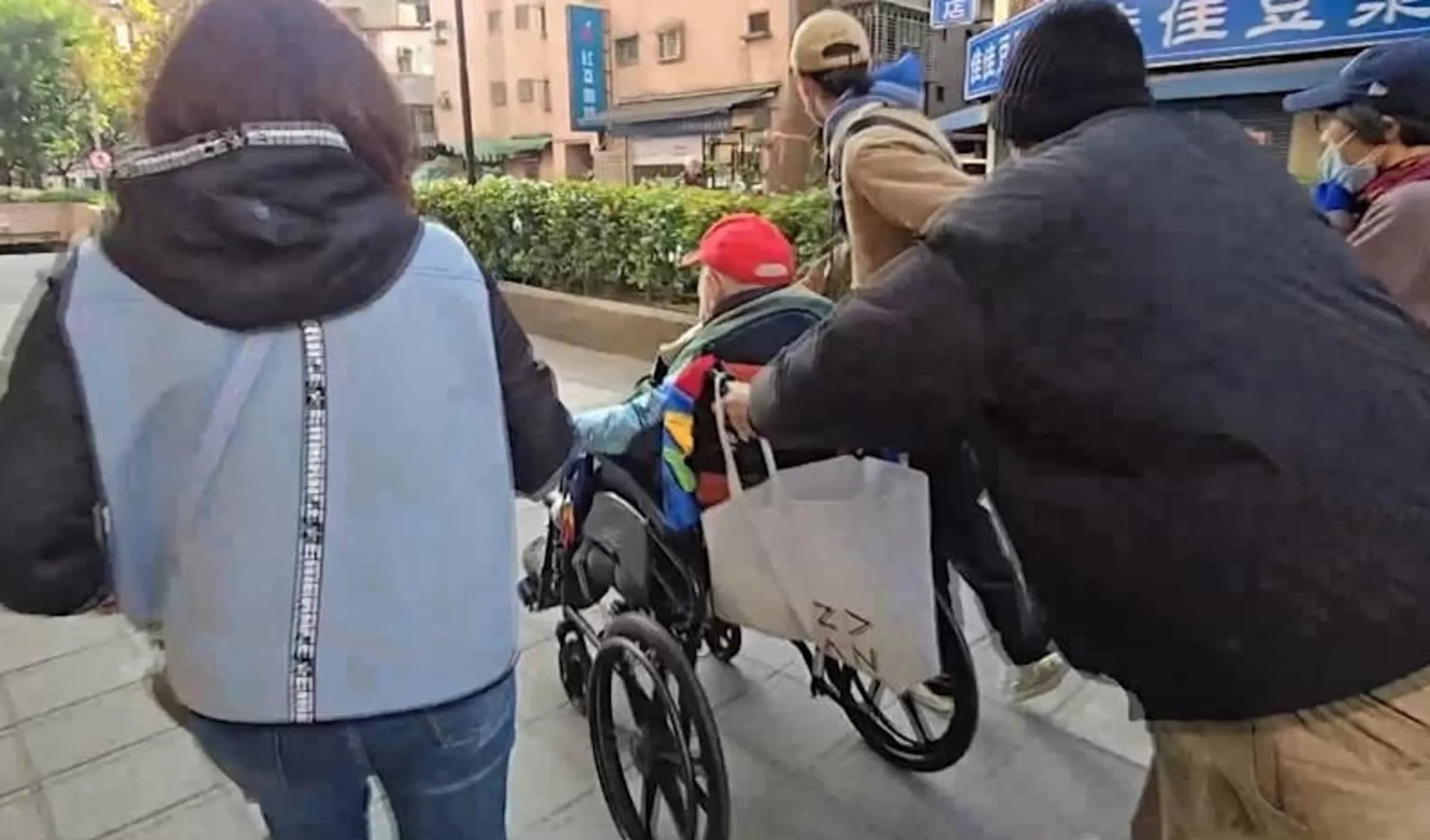 為了「拯救」父親並守護家產，王家子孫在得知賴女將陪同老翁前往台北馬偕醫院回診後，精心策劃了一場奪人行動。（翻攝畫面）