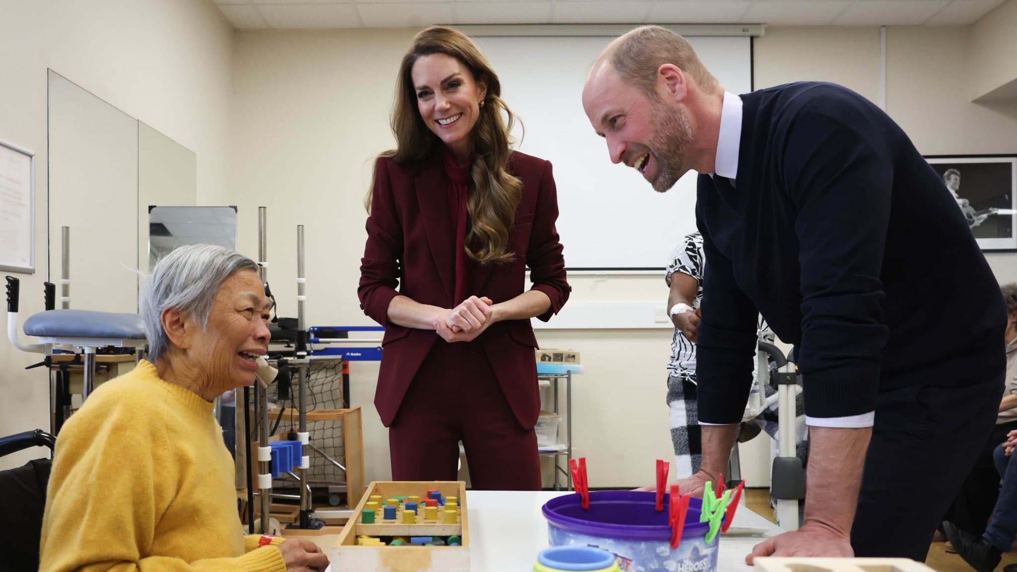 威廉、凱特慰問做復健的病患。(翻攝princeandprincessofwales IG)
