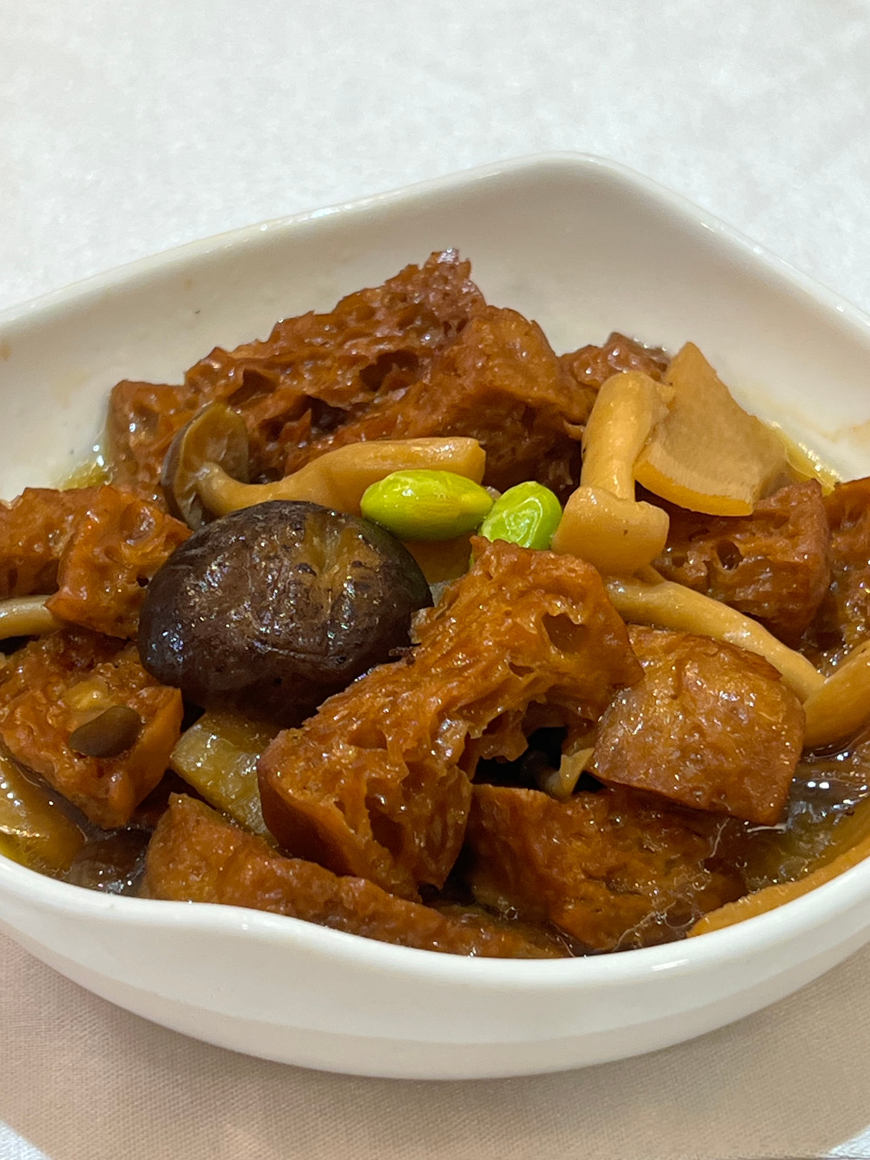 「烤麩」的鹹淡適口，上桌時仍帶著溫熱感。